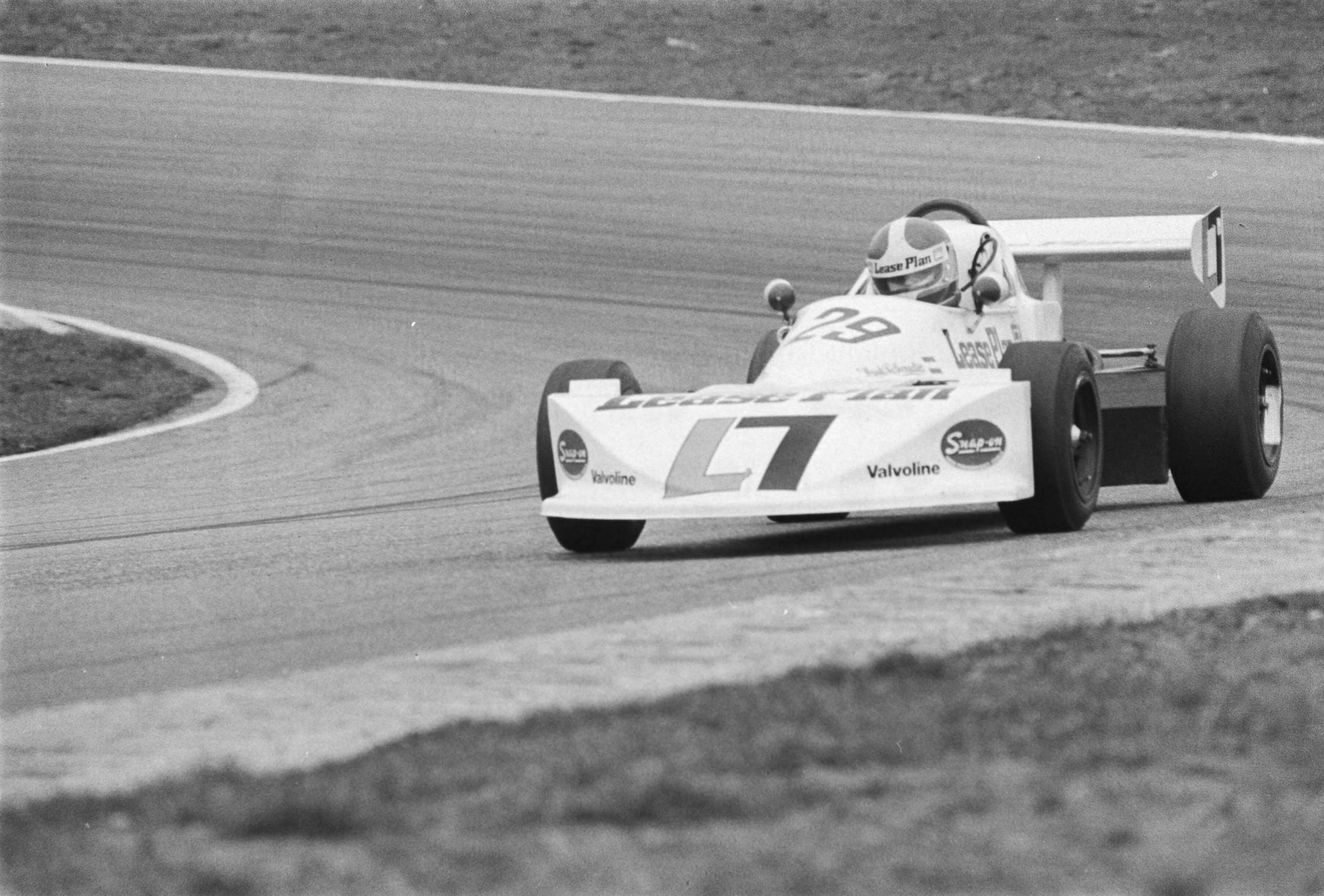 Paasraces Zandvoort 1977 — Huub Rothengatter eindigt op de vijfde plaats in de Formule 3 — Foto: Suyk, Koen / Anefo. Licentie: Set B: Rechtenvrij / Publiek Domein. Bron: Nationaal Archief. http://hdl.handle.net/10648/ac997168-d0b4-102d-bcf8-003048976d84