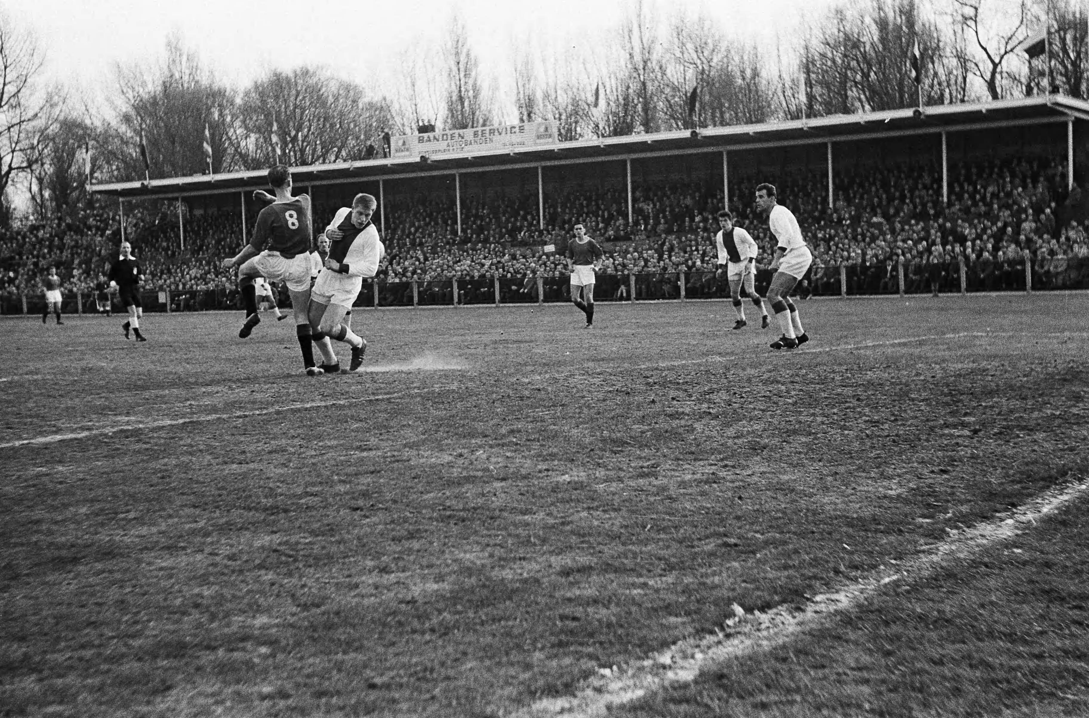 Fotocollectie Anefo — Voetbal. ADO tegen Ajax 2-2. Spelmoment — Foto: Koch, Eric / Anefo. Licentie: Set B: Rechtenvrij / Publiek Domein. Bron: Nationaal Archief. http://hdl.handle.net/10648/aa324422-d0b4-102d-bcf8-003048976d84