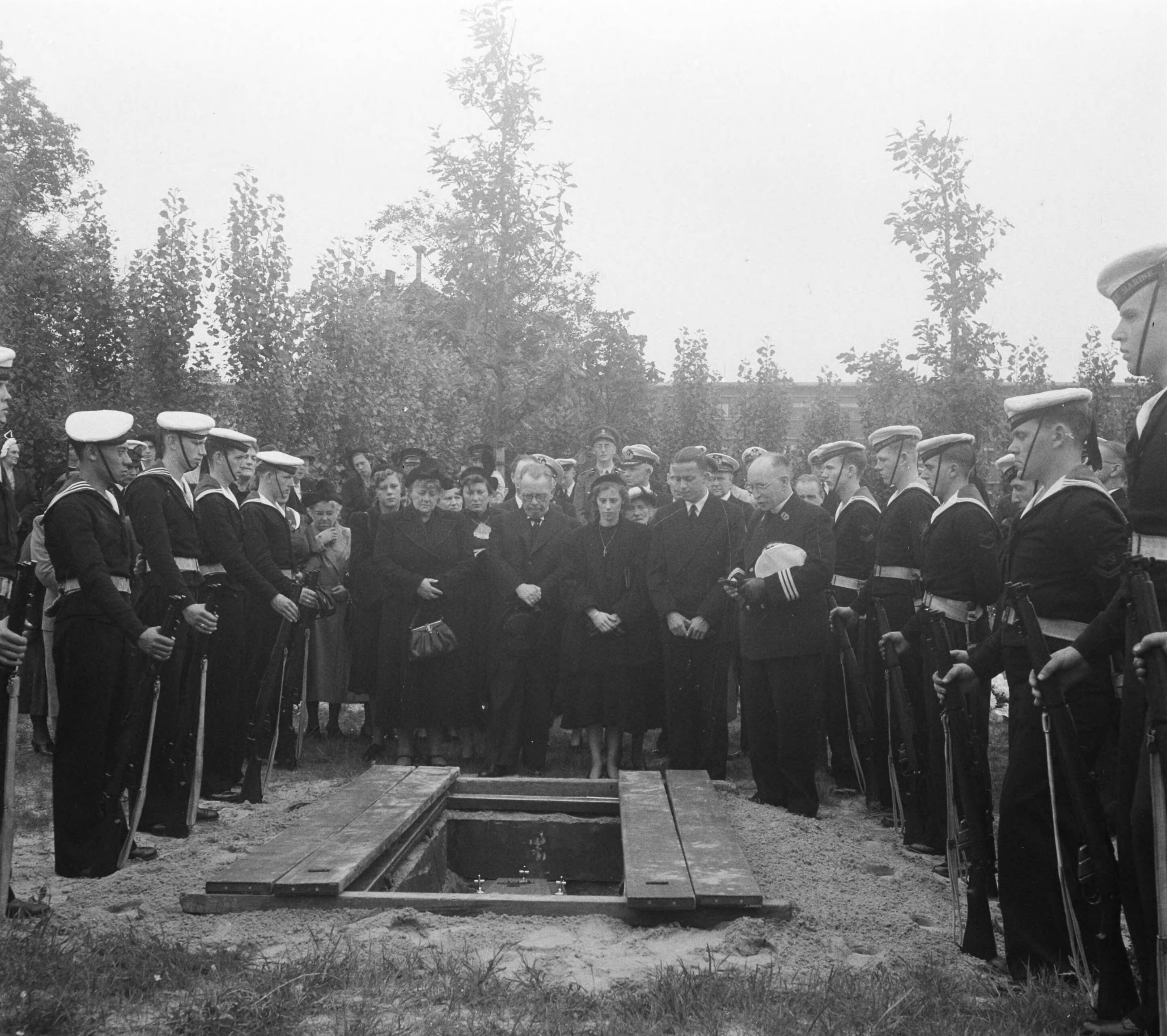 Fotocollectie Anefo — Marine begrafenis van luitenant-ter-zee Van der Werf te Den Haag — Foto: Pot, Harry / Anefo. Licentie: Set B: Rechtenvrij / Publiek Domein. Bron: Nationaal Archief. http://hdl.handle.net/10648/a8ef026c-d0b4-102d-bcf8-003048976d84