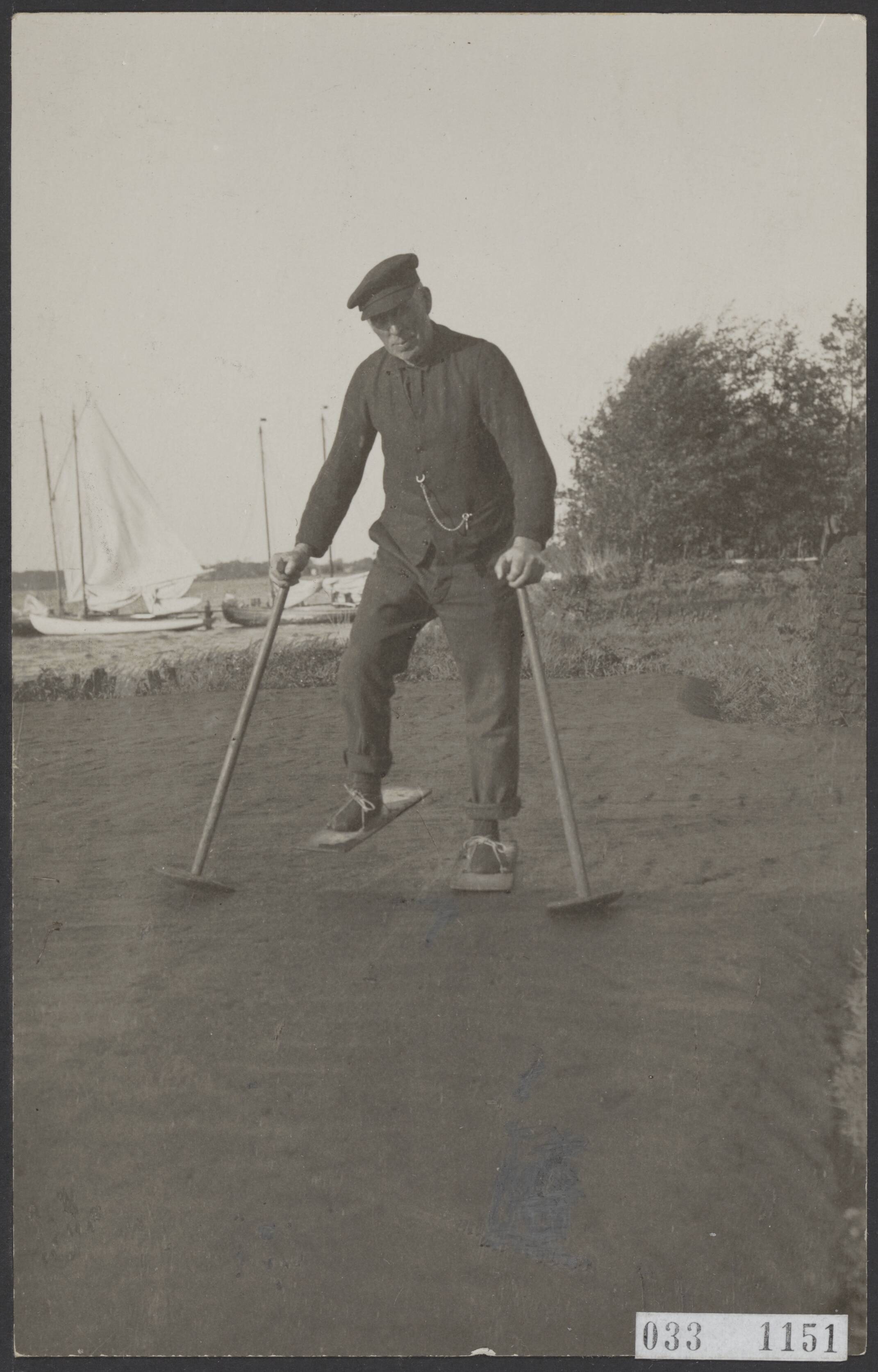 Fotocollectie Elsevier Binnenland — Turftrapper uit Groningen — Foto: Onbekend / Publiek Domein of Rechtenvrij. Licentie: Set B: Rechtenvrij / Publiek Domein. Bron: Nationaal Archief. http://hdl.handle.net/10648/ade76304-d0b4-102d-bcf8-003048976d84
