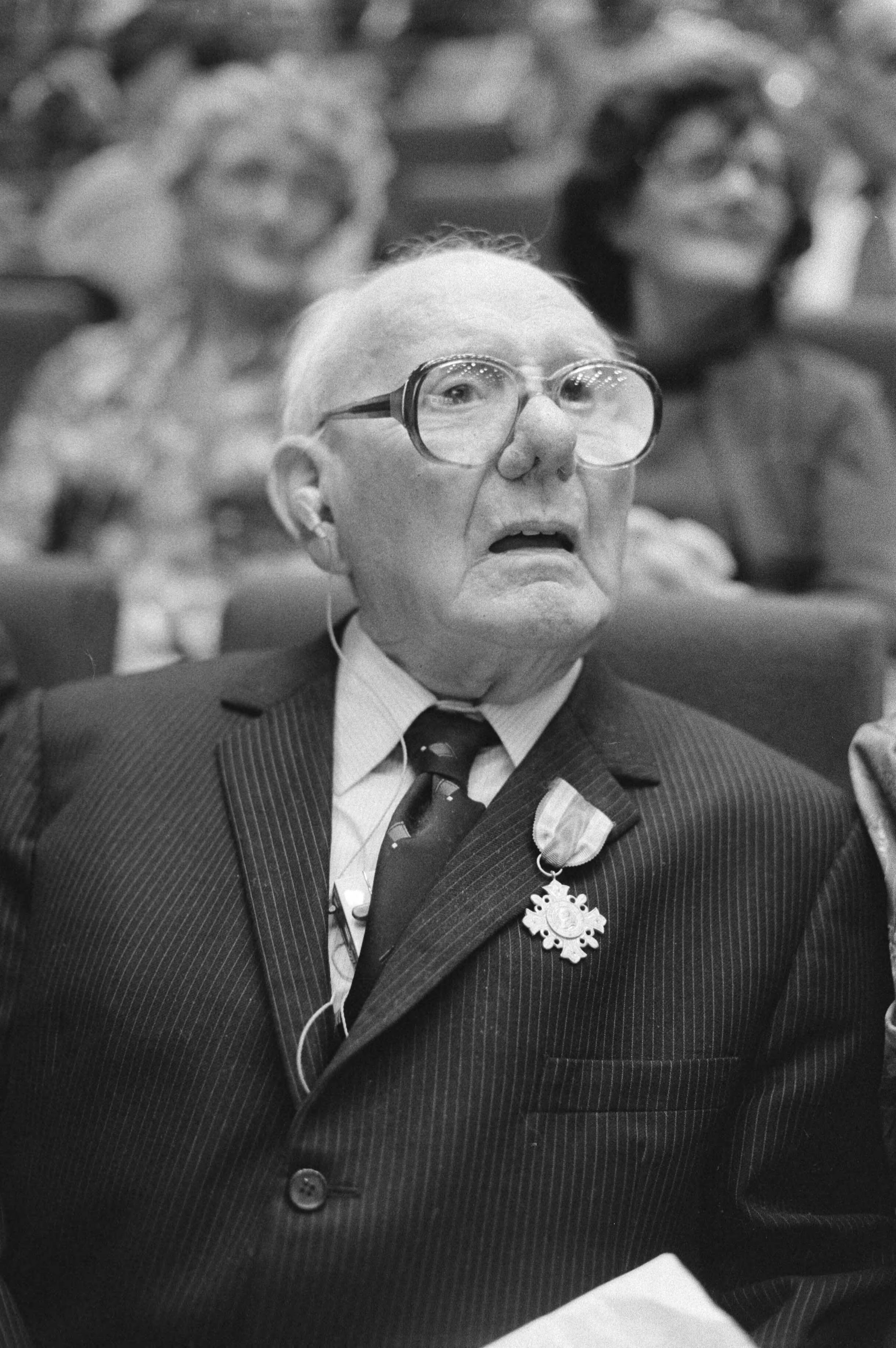Fotocollectie Anefo — Oprichtingsvergadering Industriebond FNV in Utrecht, de 101-jarige De Koning die met zijn 80-jarige lidmaatschap een der oudste leden — Foto: Bogaerts, Rob / Anefo. Licentie: Set B: Rechtenvrij / Publiek Domein. Bron: Nationaal Archief. http://hdl.handle.net/10648/acf060b8-d0b4-102d-bcf8-003048976d84