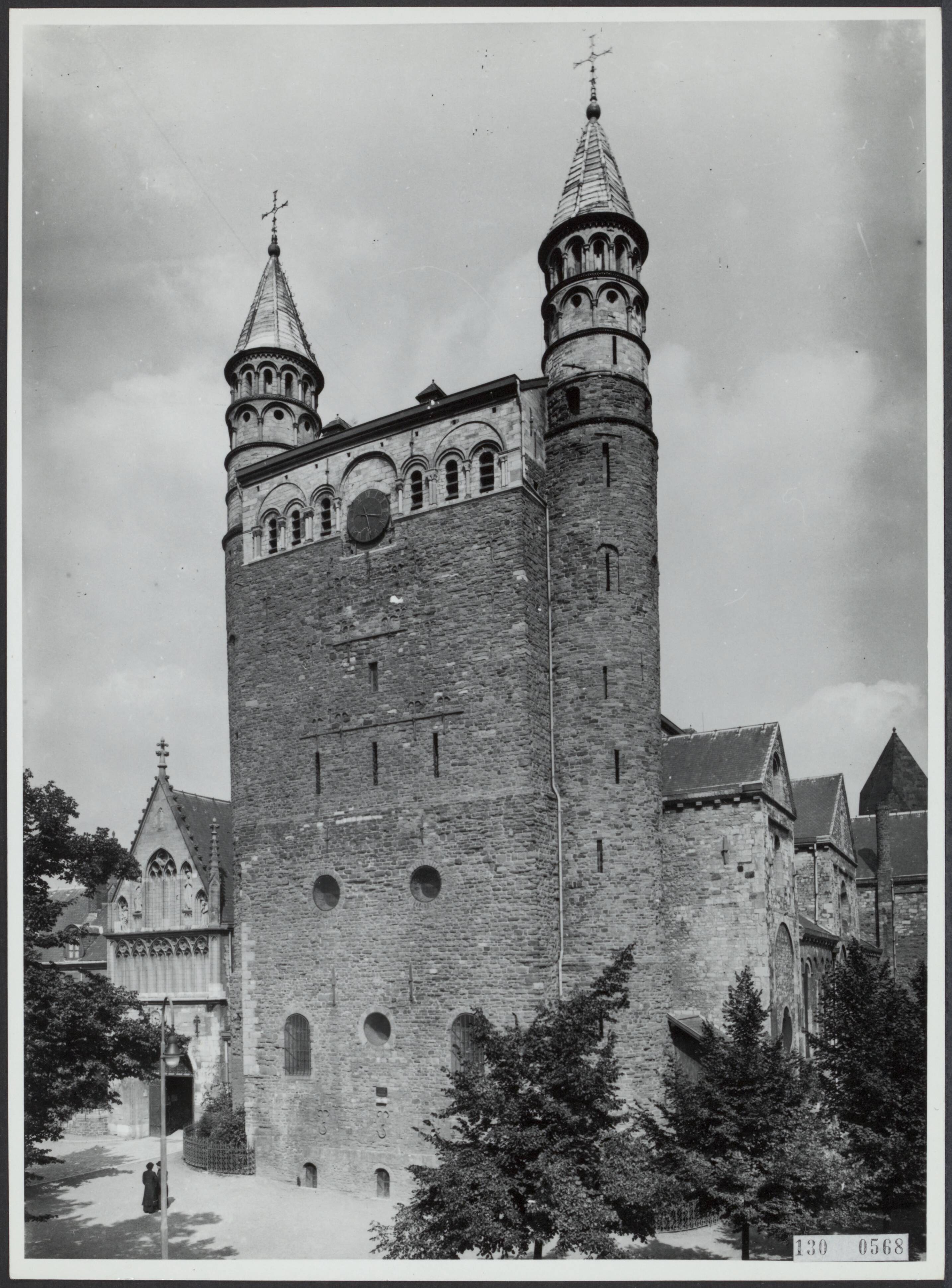 Fotocollectie Rijksvoorlichtingsdienst Eigen — Maastricht. Westwerk van de O.L.V. kerk — Foto: Rijksvoorlichtingsdienst (RVD). Licentie: Set B: Rechtenvrij / Publiek Domein. Bron: Nationaal Archief. http://hdl.handle.net/10648/af4b517e-d0b4-102d-bcf8-003048976d84