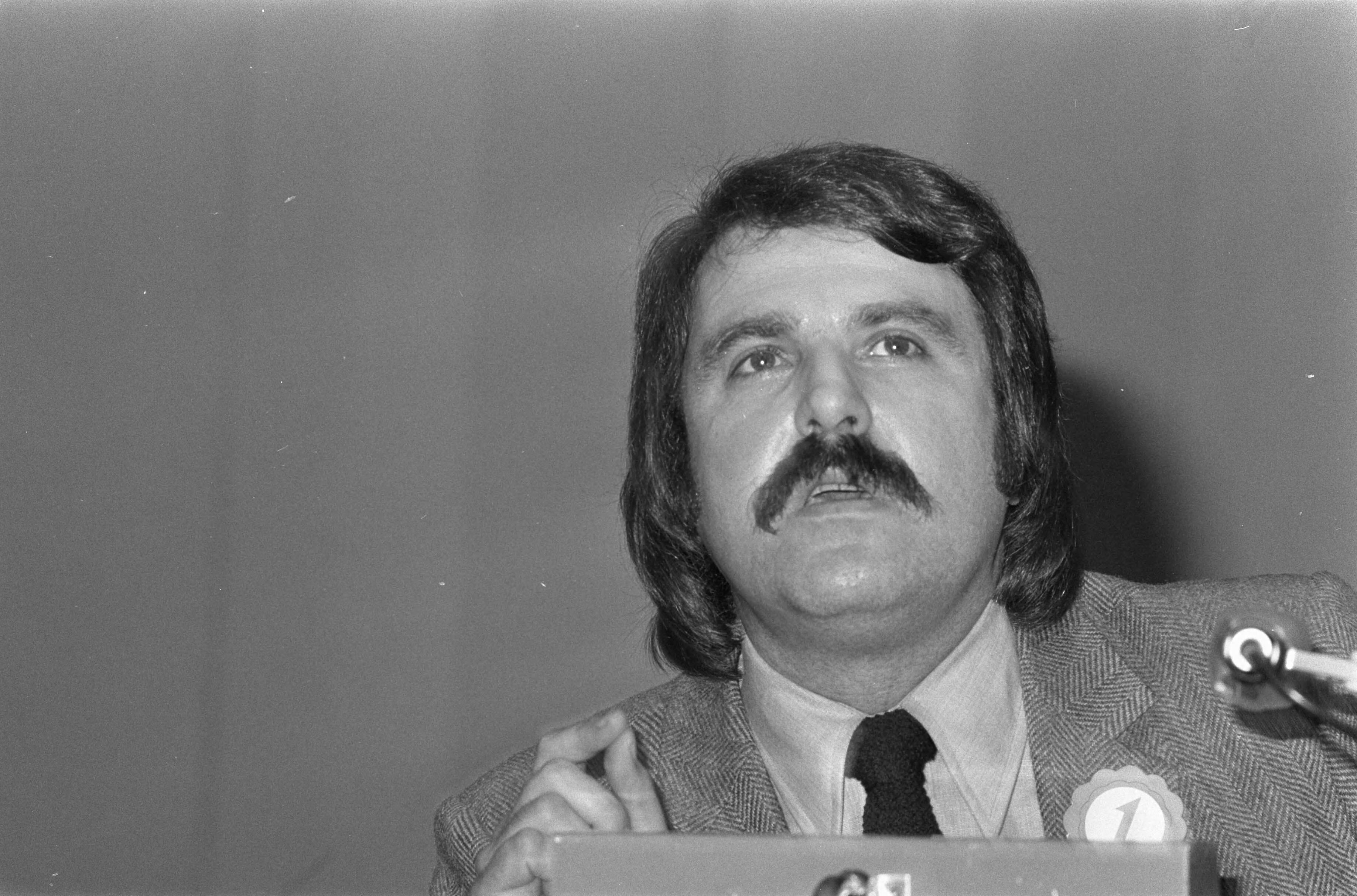 Fotocollectie Anefo — Congres PvdA in Den Haag , Van der Louw aan het woord (kop) — Foto: Mieremet, Rob / Anefo. Licentie: Set B: Rechtenvrij / Publiek Domein. Bron: Nationaal Archief. http://hdl.handle.net/10648/abf8394c-d0b4-102d-bcf8-003048976d84