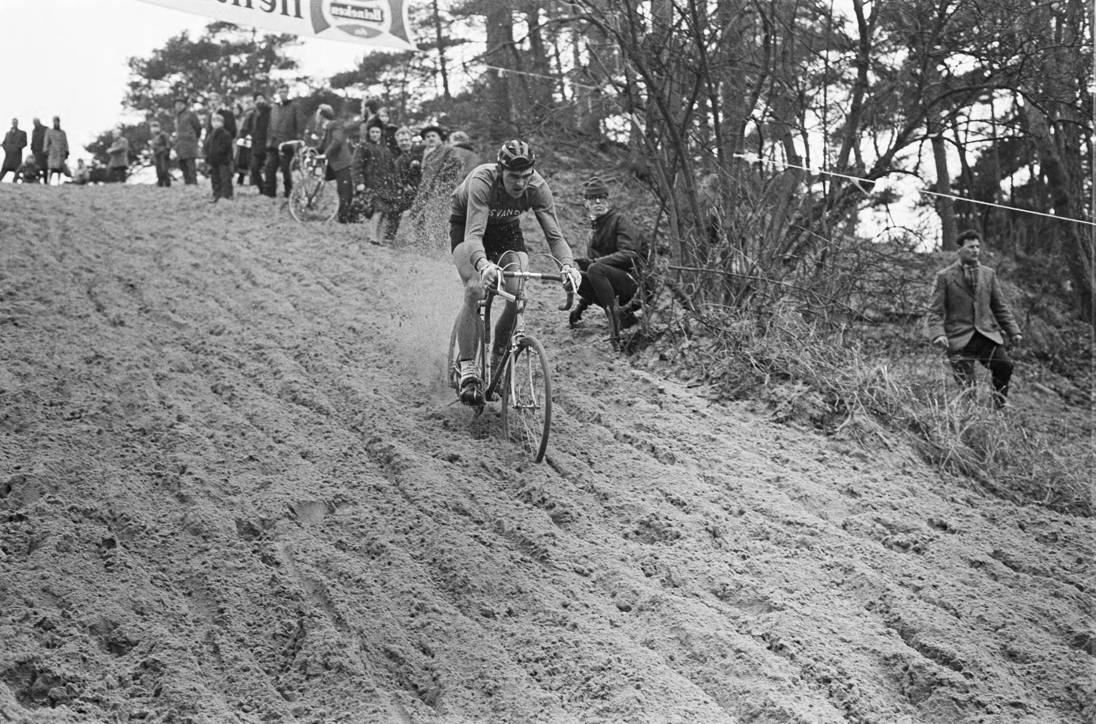 Fotocollectie Anefo — Cycle Cross kampioenschap te Wassenaar — Foto: Koch, Eric / Anefo. Licentie: Set B: Rechtenvrij / Publiek Domein. Bron: Nationaal Archief. http://hdl.handle.net/10648/ab35801e-d0b4-102d-bcf8-003048976d84