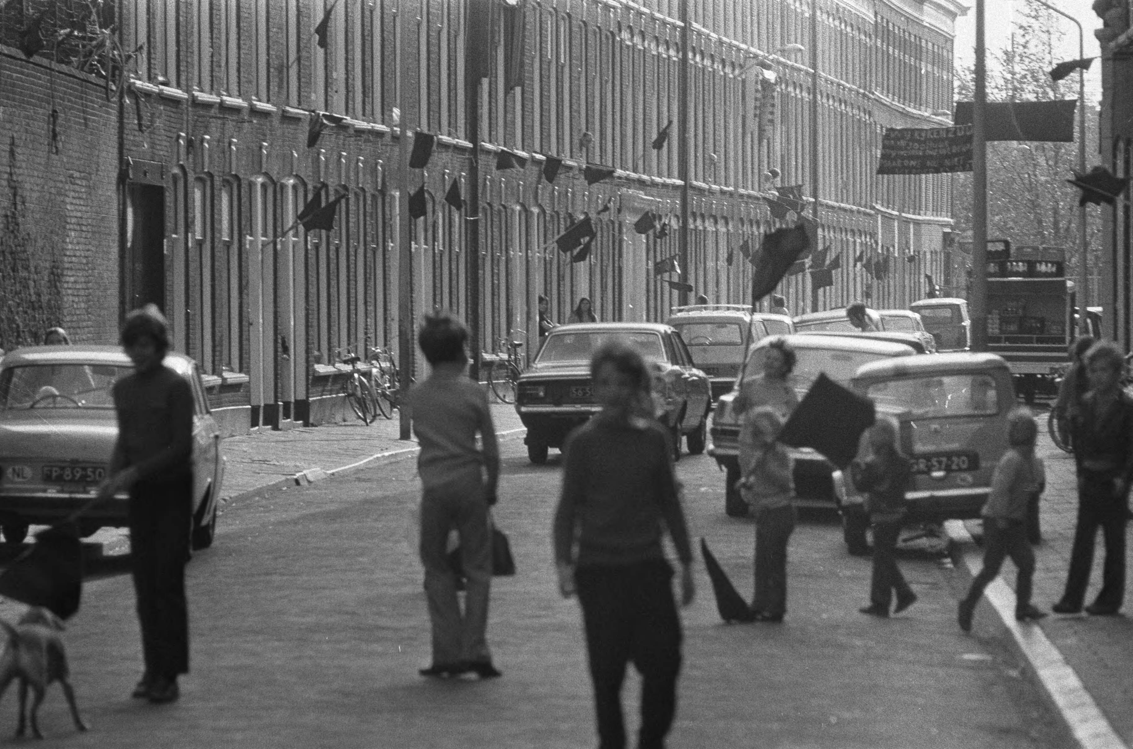 Fotocollectie Anefo — Actie van bewoners Schilderswijk Den Haag voor betere en betaalbare woningen — Foto: Peters, Hans / Anefo. Licentie: Set B: Rechtenvrij / Publiek Domein. Bron: Nationaal Archief. http://hdl.handle.net/10648/abd3a942-d0b4-102d-bcf8-003048976d84