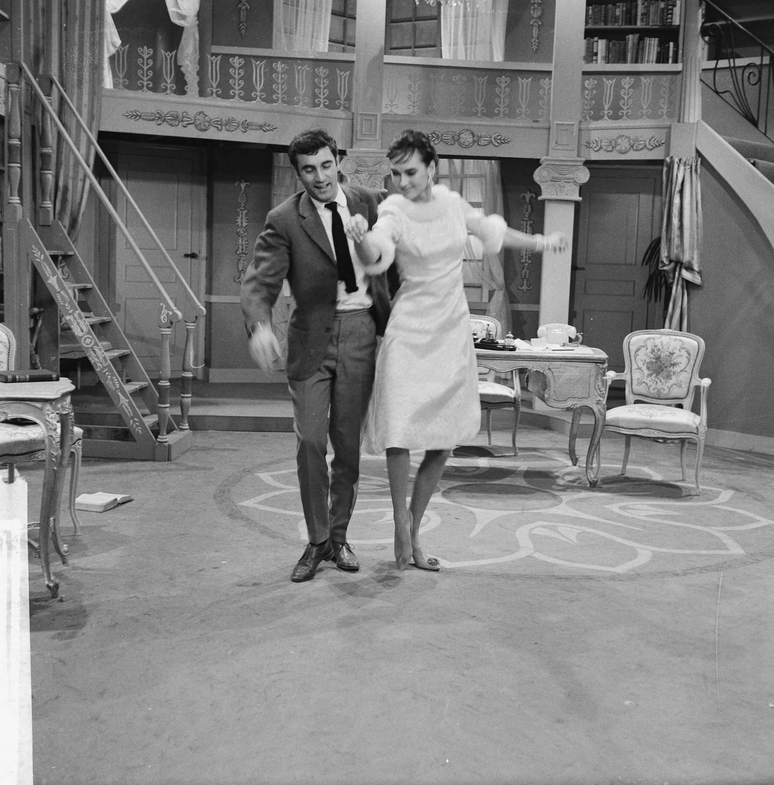 Fotocollectie Anefo — Televisieoperette "Mijn zusje en ik". Sigrid Koetse en Maxim Hamel — Foto: Gelderen, Hugo van / Anefo. Licentie: Set B: Rechtenvrij / Publiek Domein. Bron: Nationaal Archief. http://hdl.handle.net/10648/a9f2bb0e-d0b4-102d-bcf8-003048976d84