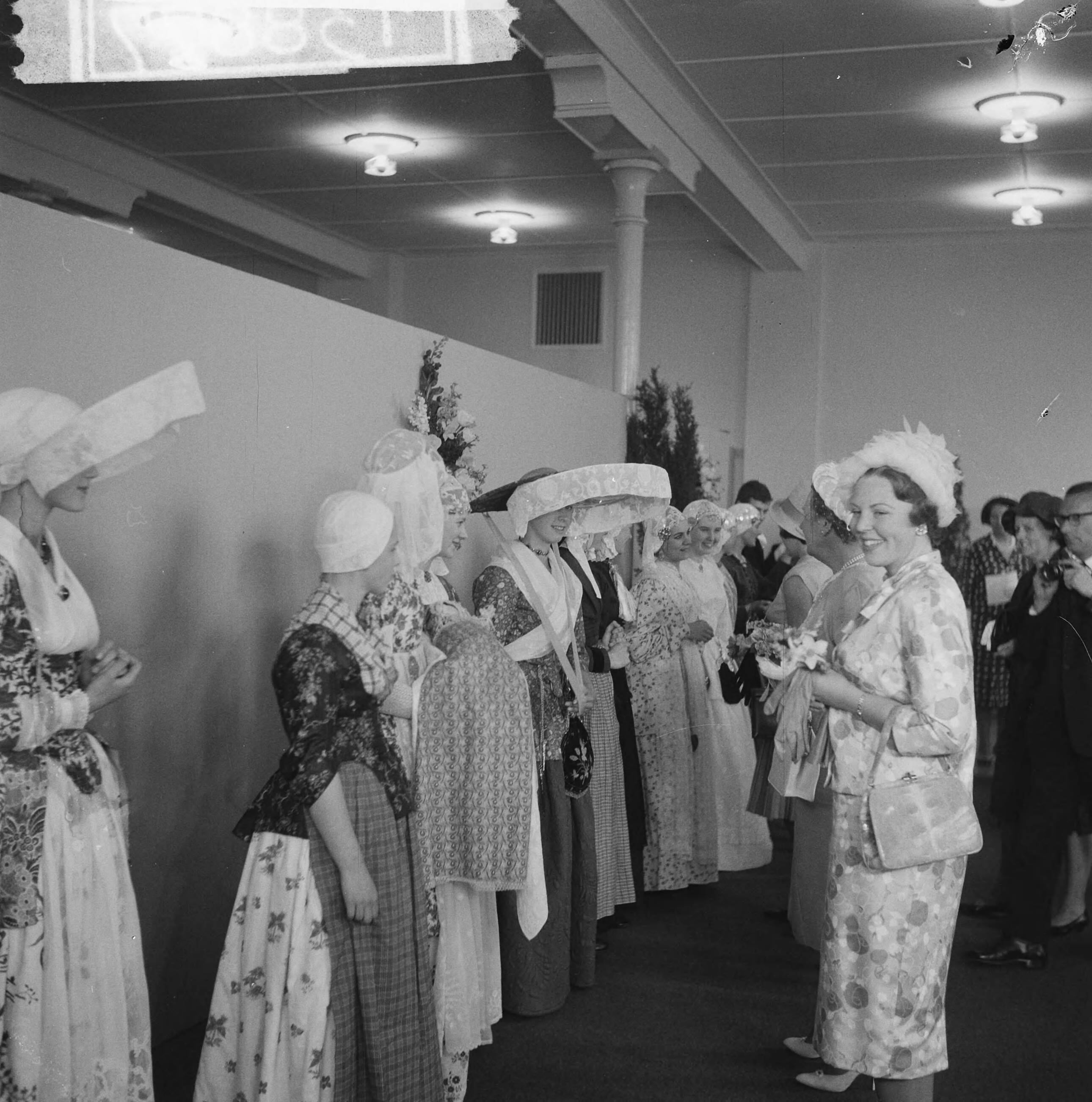 Koninklijk bezoek aan Groningen en Friesland (1962) — Koninklijk bezoek aan Leeuwarden — Foto: Merk, Ben / Anefo. Licentie: Set B: Rechtenvrij / Publiek Domein. Bron: Nationaal Archief. http://hdl.handle.net/10648/aa070d8e-d0b4-102d-bcf8-003048976d84