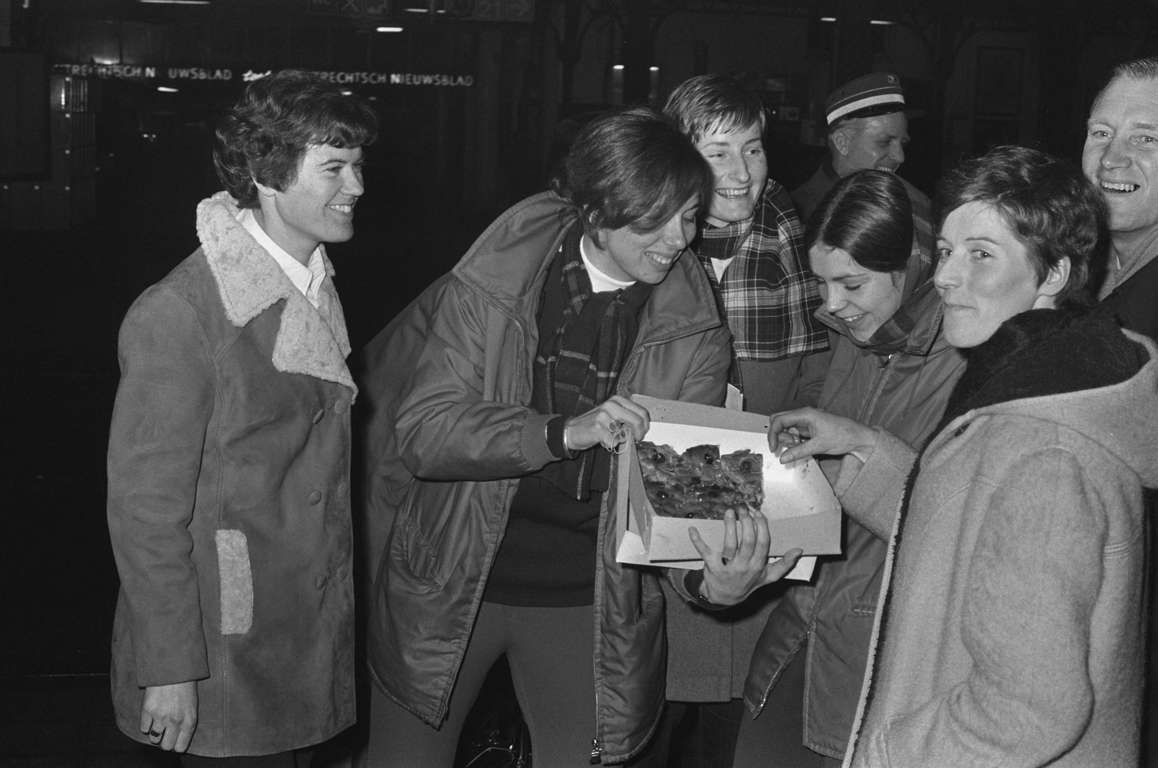 Fotocollectie Anefo — Damesschaatsploeg vertrekt van CS te Utrecht naar Davos. Links Atje Keulen Deelstra , rechts A. Falkena — Foto: Verhoeff, Bert / Anefo. Licentie: Set B: Rechtenvrij / Publiek Domein. Bron: Nationaal Archief. http://hdl.handle.net/10648/ab88bcc0-d0b4-102d-bcf8-003048976d84