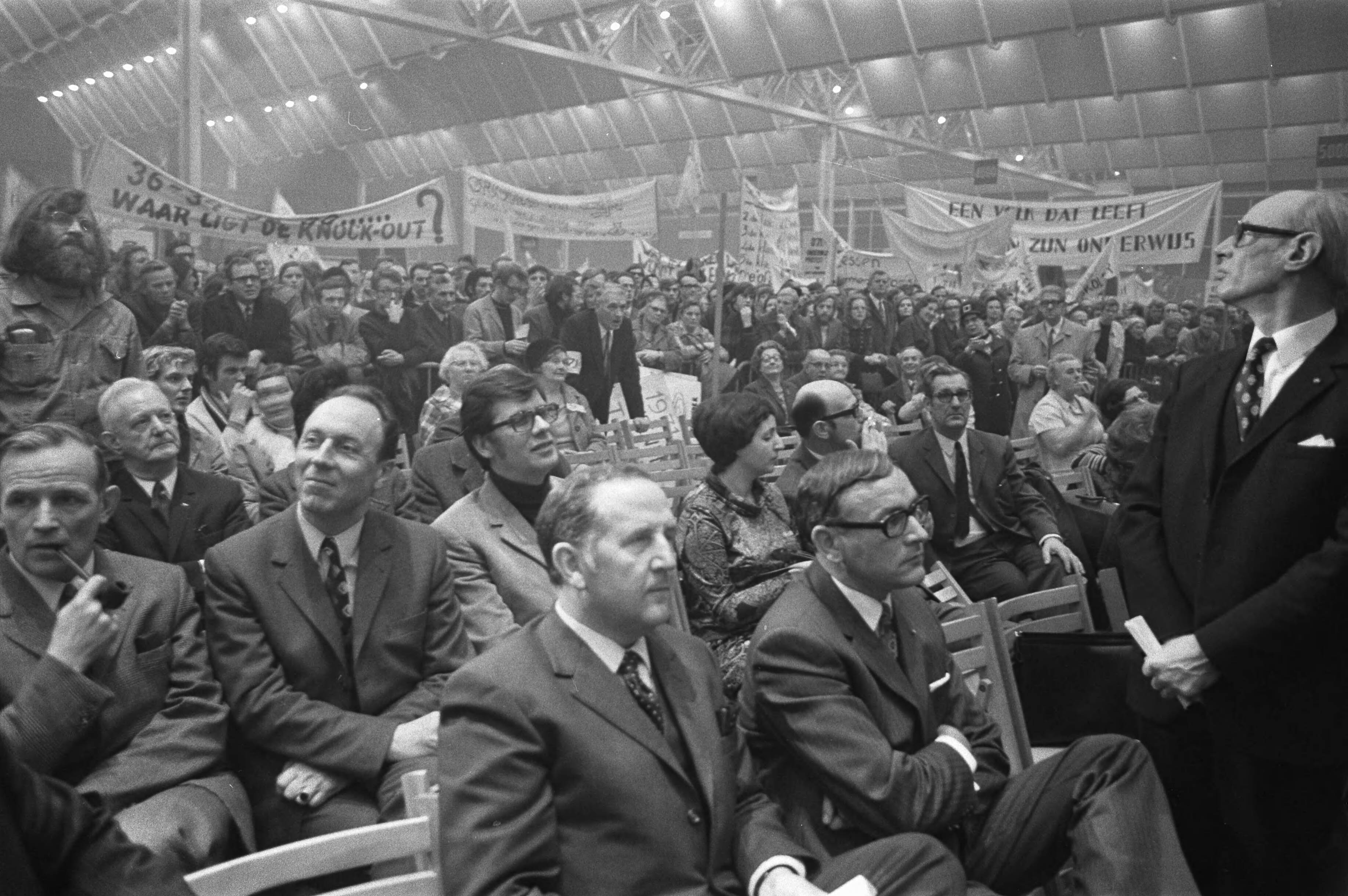 Fotocollectie Anefo — Protestdemonstratie van onderwijzers tegen onderwijsbeleid regering in Irenehal te Utrecht, nr. 33 minister Van Veen in zaal — Foto: Mieremet, Rob / Anefo. Licentie: Set B: Rechtenvrij / Publiek Domein. Bron: Nationaal Archief. http://hdl.handle.net/10648/abd93c7c-d0b4-102d-bcf8-003048976d84