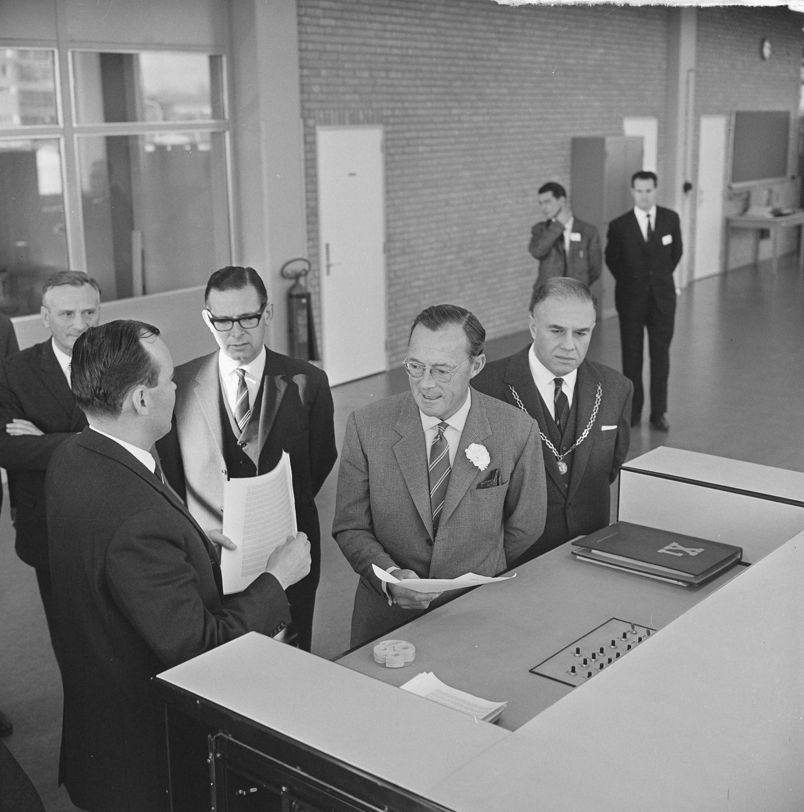 Fotocollectie Anefo — Prins Bernhard opende computerfabriek N.V. Electrologica te Rijswijk, de prins tijdens rondgang — Foto: Koch, Eric / Anefo. Licentie: Set B: Rechtenvrij / Publiek Domein. Bron: Nationaal Archief. http://hdl.handle.net/10648/aa84dd4a-d0b4-102d-bcf8-003048976d84