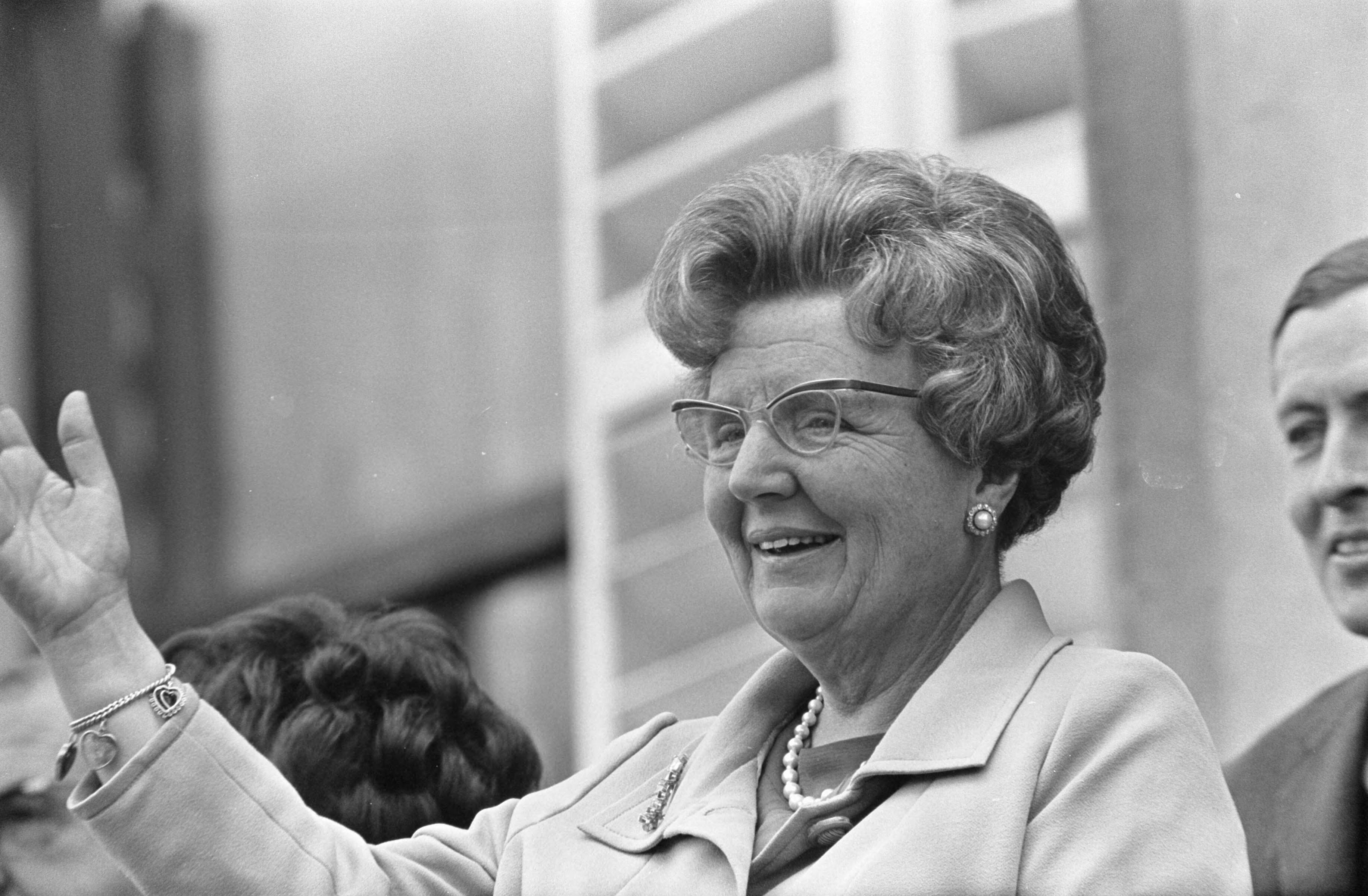 Koninginnedag 1968 — Koningin Juliana op het bordes — Foto: Fotograaf Onbekend / Anefo. Licentie: Set B: Rechtenvrij / Publiek Domein. Bron: Nationaal Archief. http://hdl.handle.net/10648/ab3ed830-d0b4-102d-bcf8-003048976d84