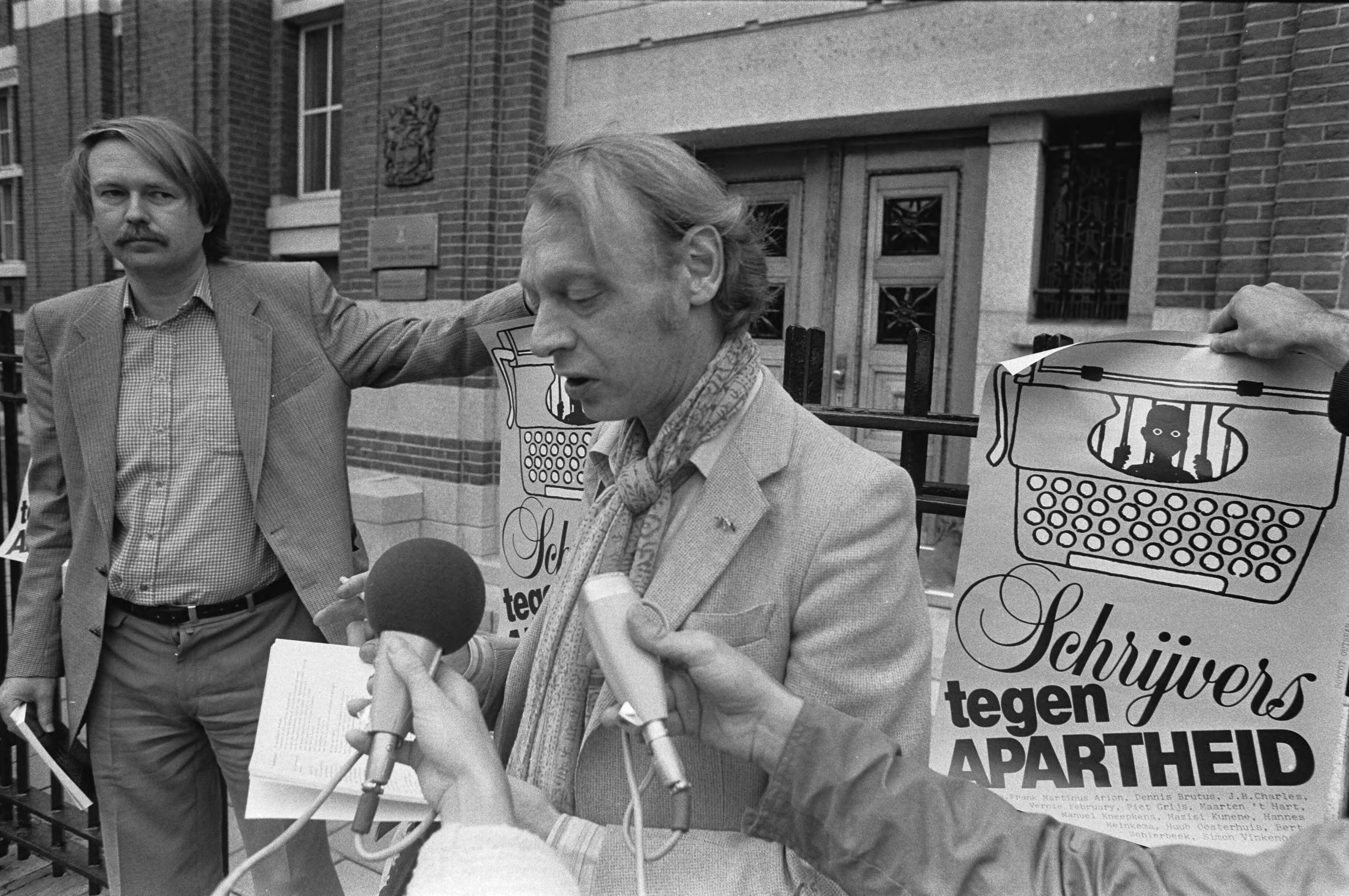 Fotocollectie Anefo — Werkgroep "Schrijvers tegen apartheid" Boycot Outspan Aktie demonstreren Zuid Afrikaanse ambassade Den Haag , lezen gedichten voor — Foto: Croes, Rob C. / Anefo. Licentie: Set B: Rechtenvrij / Publiek Domein. Bron: Nationaal Archief. http://hdl.handle.net/10648/ace2bd96-d0b4-102d-bcf8-003048976d84
