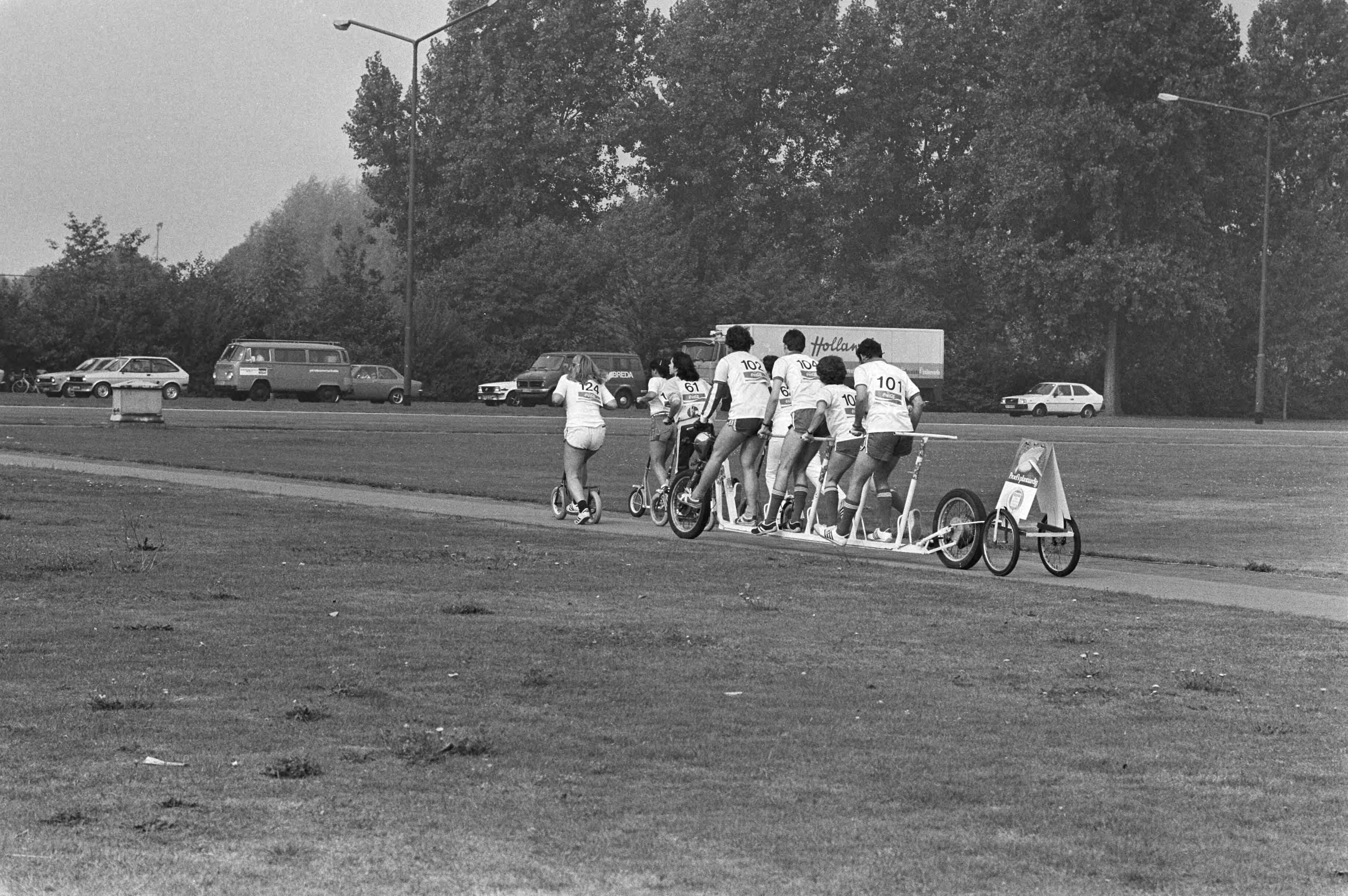 Autoped-tour naar Utrecht in Breda gestart (vierde keer) — Studenten op de step onderweg tijdens de autoped-tour van Breda naar Utrecht — Foto: Bogaerts, Rob / Anefo. Licentie: Set B: Rechtenvrij / Publiek Domein. Bron: Nationaal Archief. http://hdl.handle.net/10648/ad032da6-d0b4-102d-bcf8-003048976d84