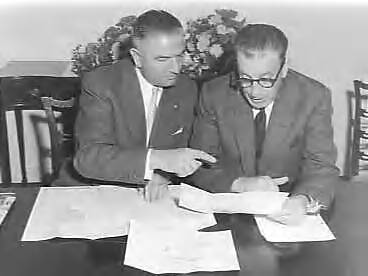 Fotocollectie Anefo — Ondertekening overeenkomst tussen het Ierse gezantschap en Verolme Scheepswerven — Foto: Behrens, Herbert F. / Anefo. Licentie: Set B: Rechtenvrij / Publiek Domein. Bron: Nationaal Archief. http://hdl.handle.net/10648/a985d85e-d0b4-102d-bcf8-003048976d84