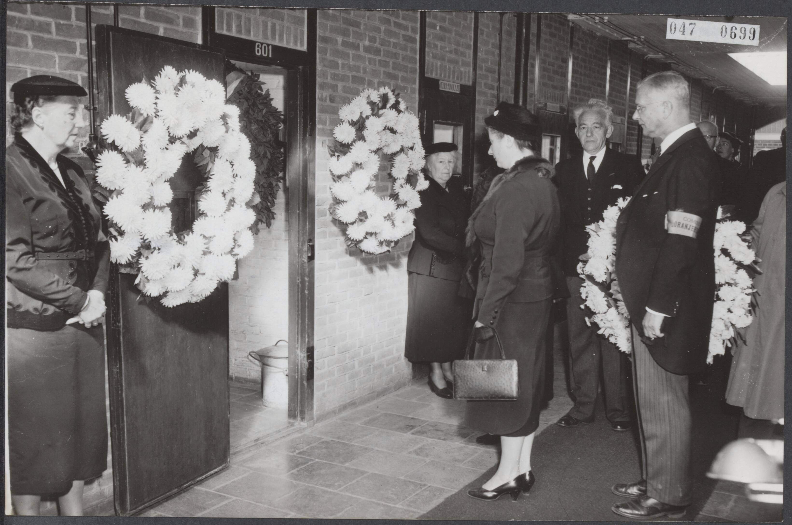 Fotocollectie Elsevier Binnenland — Jaarlijkse herdenking met défilé te Schevingen in het "Oranjehotel". Bij de dodencel 601 werden kransen gelegd. Voor de cel mej. mr. M Geldens, secretaresse van prinses Wilhelmina en prof. R.P. Cleveringa, voorzitter van de stichting Oranjehotel — Foto: Pot, Harry / Anefo. Licentie: Set B: Rechtenvrij / Publiek Domein. Bron: Nationaal Archief. http://hdl.handle.net/10648/ae00198a-d0b4-102d-bcf8-003048976d84