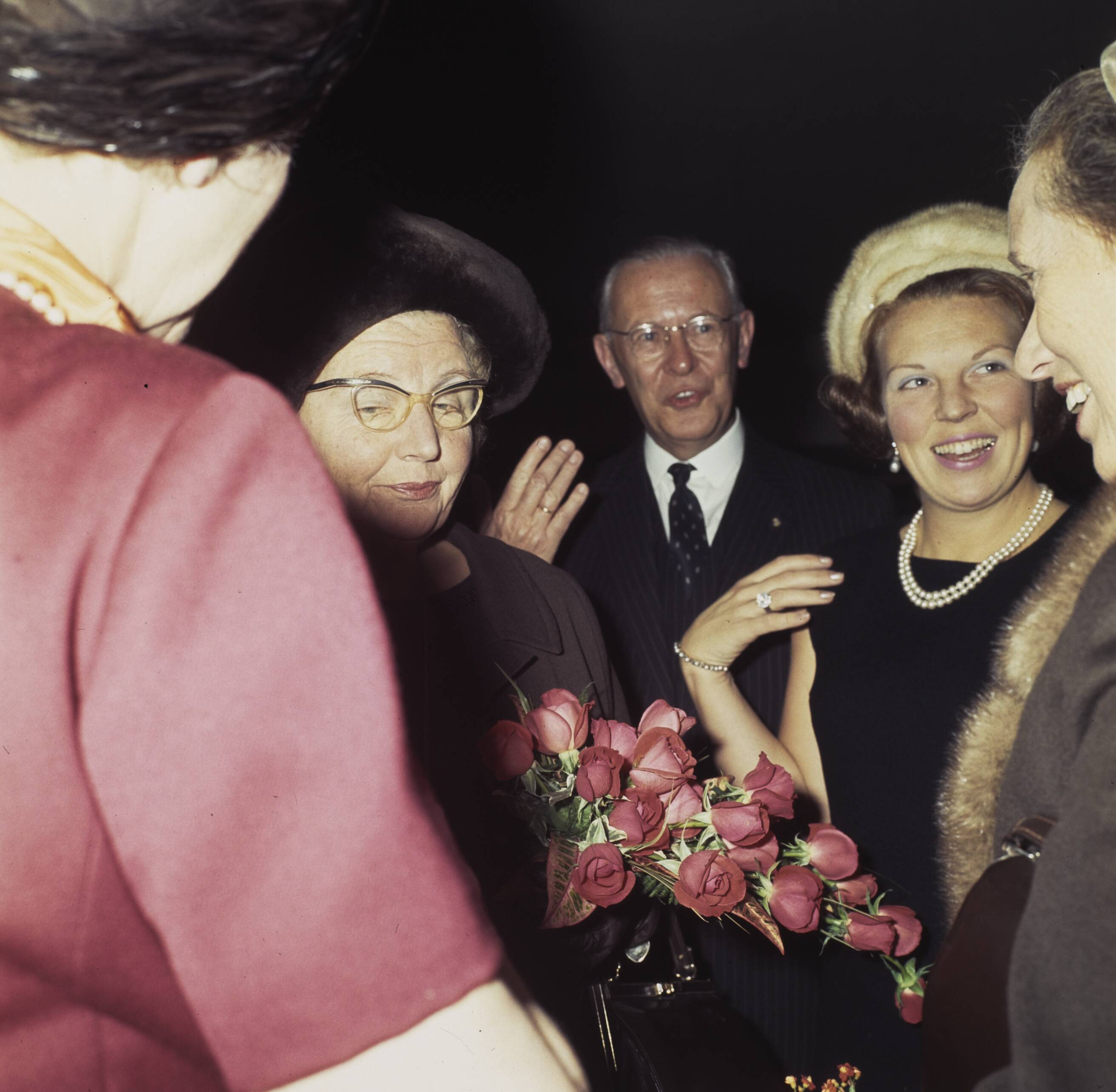 Fotocollectie Anefo — Vergadering van het Genootschap van Burgemeesters te Utrecht, bijgewoond door HM en HKH Prinses Beatrix — Foto: Koot, Max / Anefo. Licentie: Set B: Rechtenvrij / Publiek Domein. Bron: Nationaal Archief. http://hdl.handle.net/10648/ad8f5fe2-d0b4-102d-bcf8-003048976d84