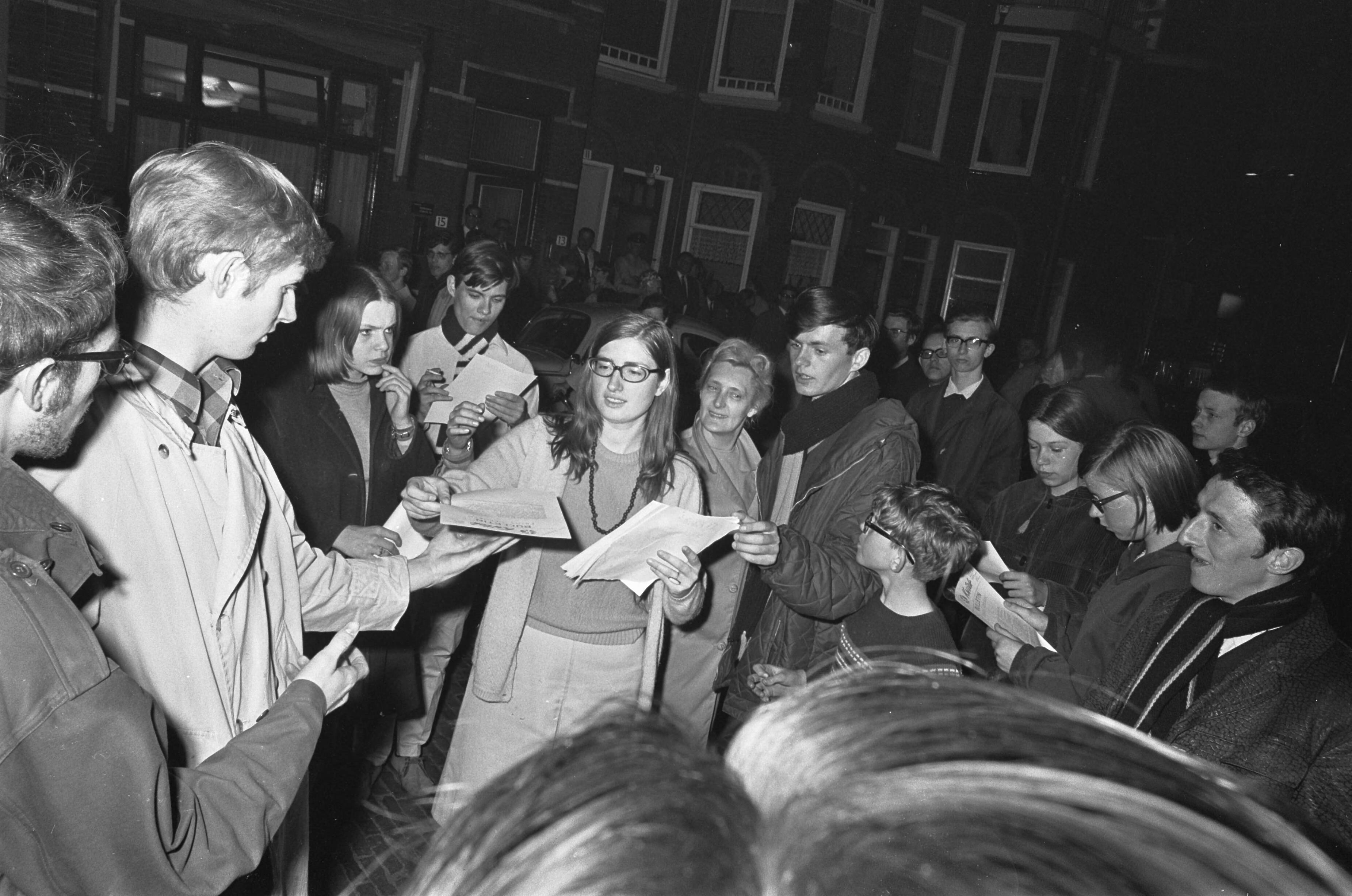 Fotocollectie Anefo — Prinses Margriet heeft zoon. Communiques worden uitgedeeld voor academisch ziekenhuis te Utrecht — Foto: Kroon, Ron / Anefo. Licentie: Set B: Rechtenvrij / Publiek Domein. Bron: Nationaal Archief. http://hdl.handle.net/10648/ab3d367e-d0b4-102d-bcf8-003048976d84