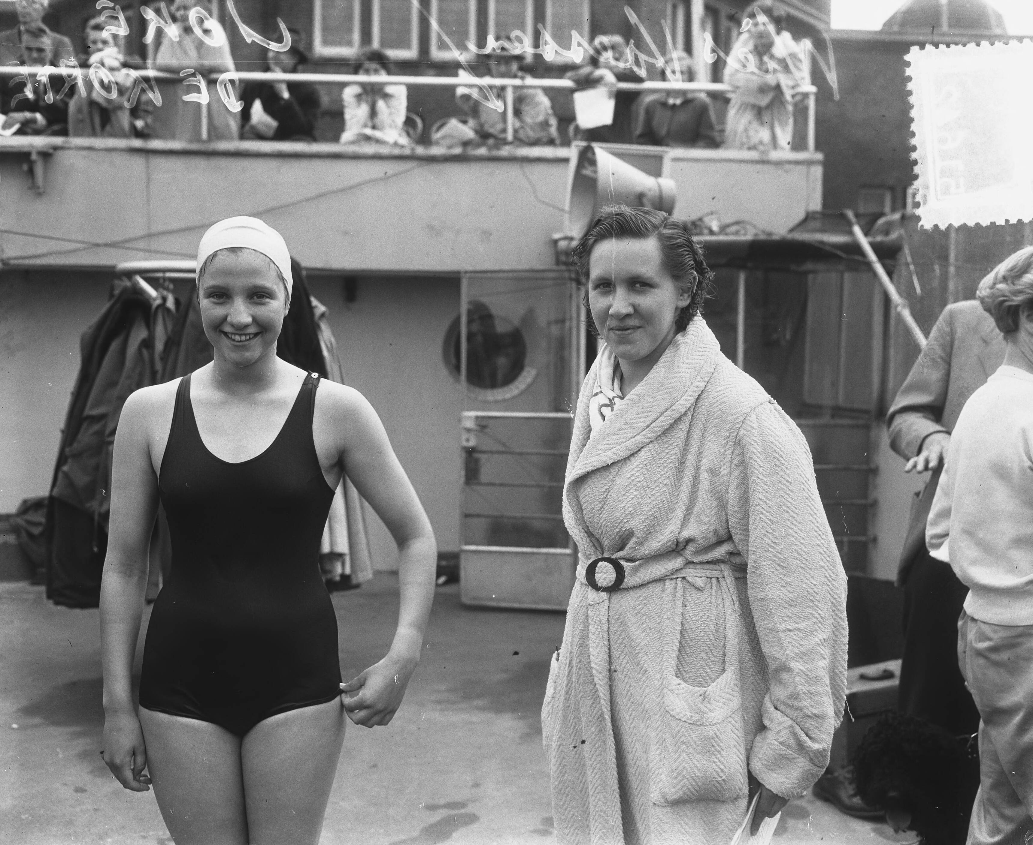 Portretten geselecteerden Olympische Spelen Helsinki (1952) — Selectiewedstrijden Olympische Zwemploeg in Stoop's bad bij Haarlem. Zwemsters Joke de Korte (links) en Wies Vaessen — Foto: Pot, Harry / Anefo. Licentie: Set B: Rechtenvrij / Publiek Domein. Bron: Nationaal Archief. http://hdl.handle.net/10648/a8fb68e0-d0b4-102d-bcf8-003048976d84