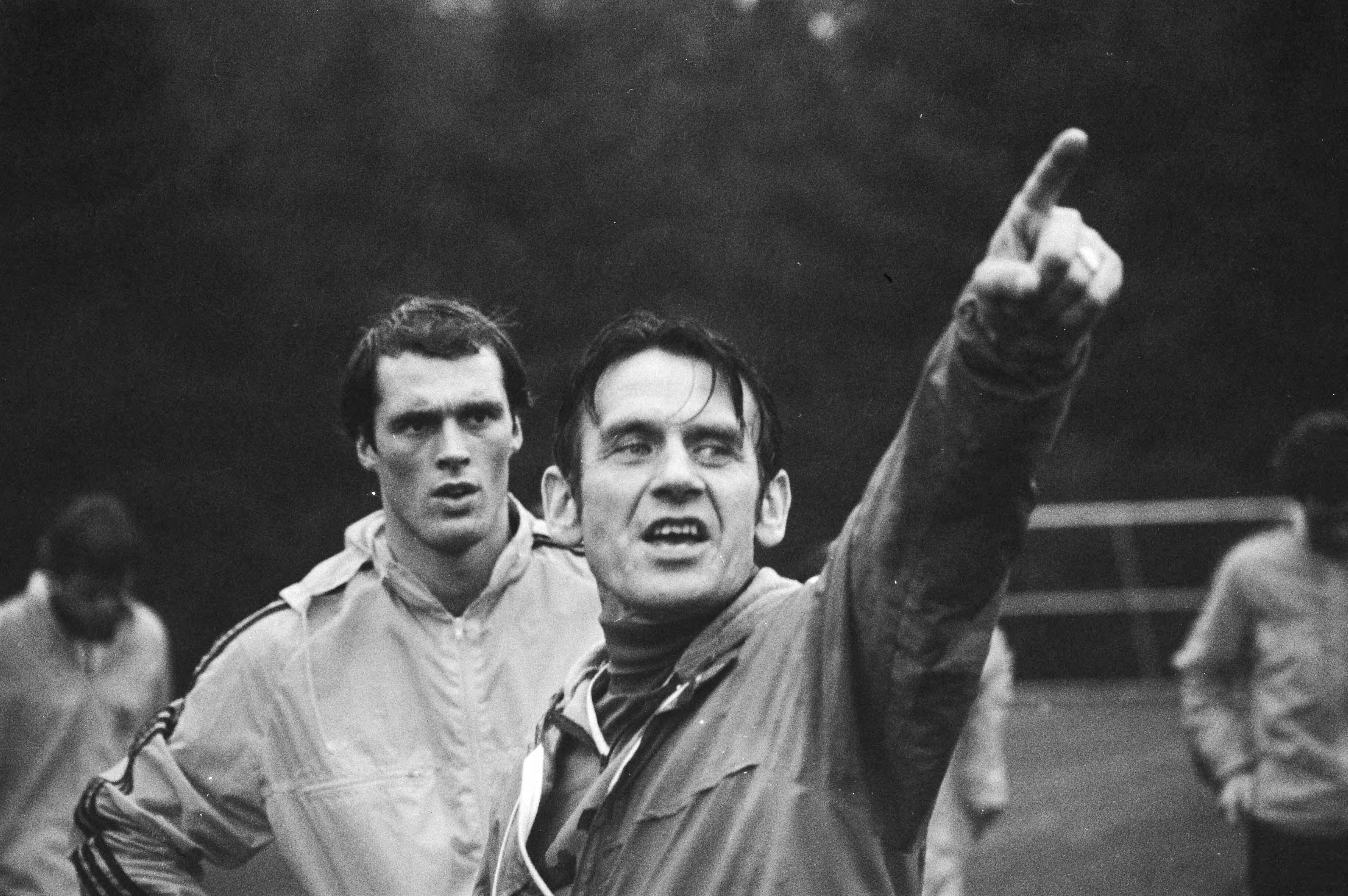 Training van het Nederlands elftal in Zeist voor de wedstrijd tegen Polen — Coach Jan Zwartkruis met op de achtergrond Johny Metgod — Foto: Suyk, Koen / Anefo. Licentie: Set B: Rechtenvrij / Publiek Domein. Bron: Nationaal Archief. http://hdl.handle.net/10648/acd2ded0-d0b4-102d-bcf8-003048976d84