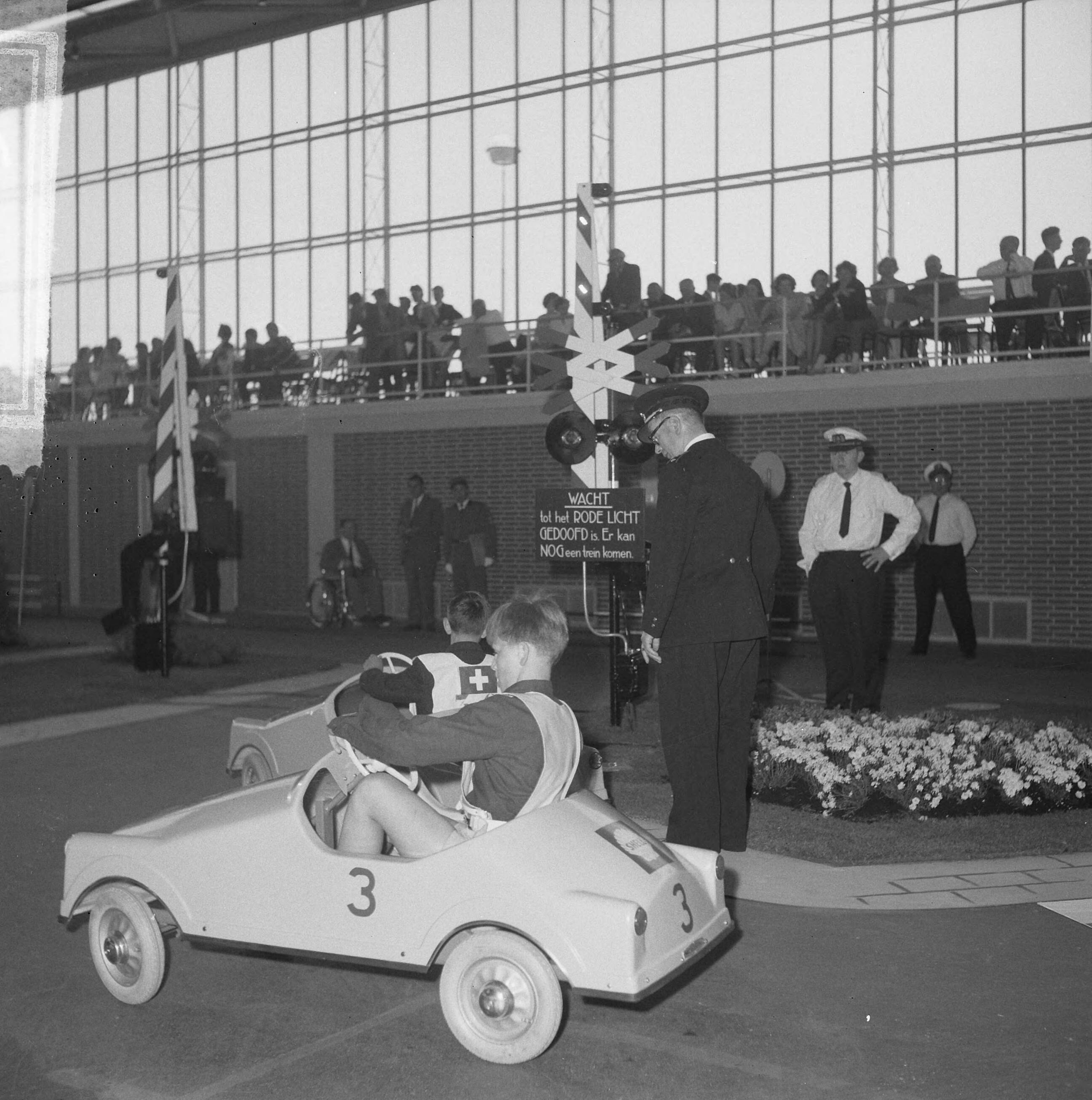 Fotocollectie Anefo — Internationale verkeerscompetitie in Expohal te Hilversum — Foto: Gelderen, Hugo van / Anefo. Licentie: Set B: Rechtenvrij / Publiek Domein. Bron: Nationaal Archief. http://hdl.handle.net/10648/aa6a3062-d0b4-102d-bcf8-003048976d84