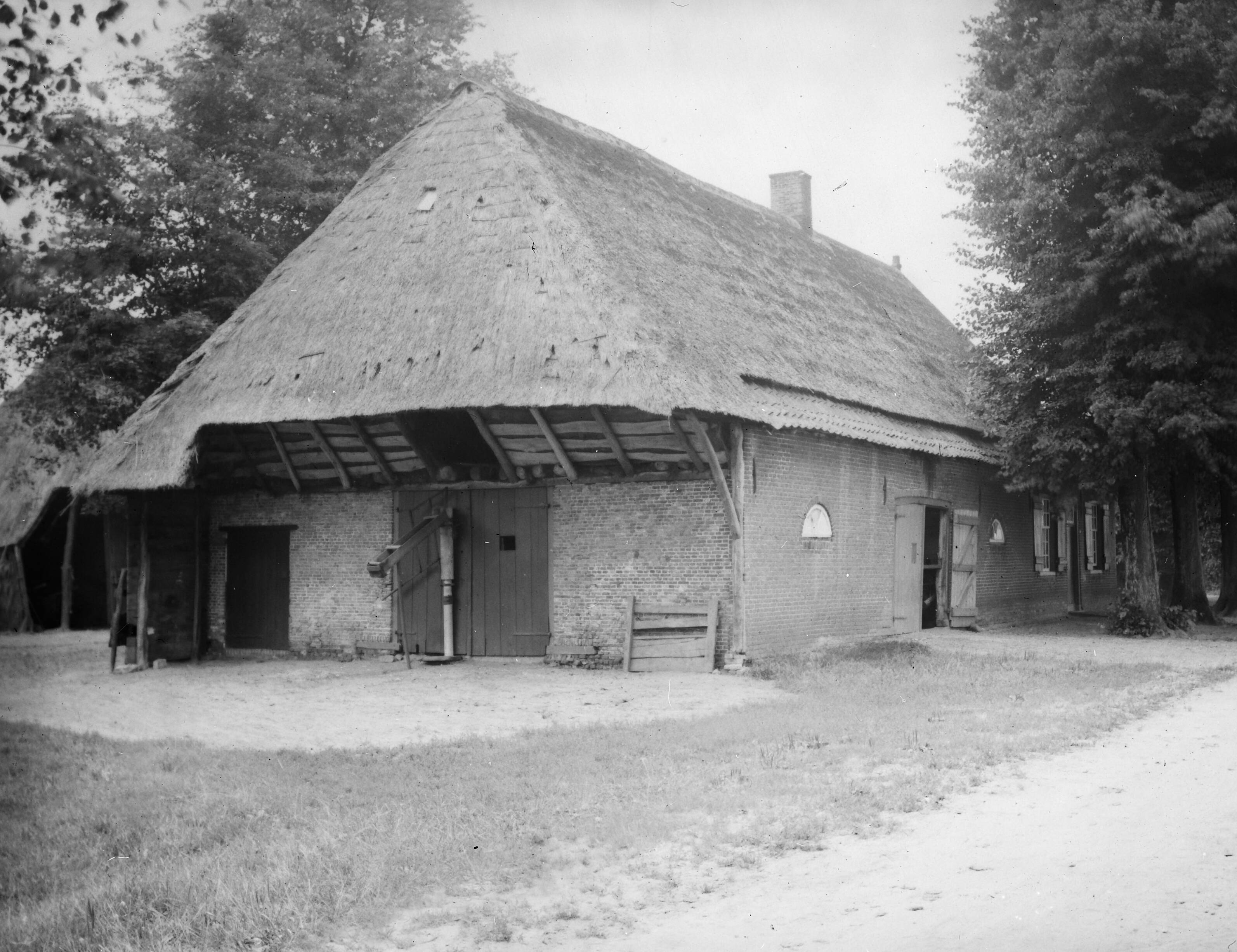 Fotocollectie Nederlandse Heidemaatschappij — Brabantse boerderij te Esch — Foto: Fotograaf Onbekend / Heidemij. Licentie: Set B: Rechtenvrij / Publiek Domein. Bron: Nationaal Archief. http://hdl.handle.net/10648/ae4b0b98-d0b4-102d-bcf8-003048976d84