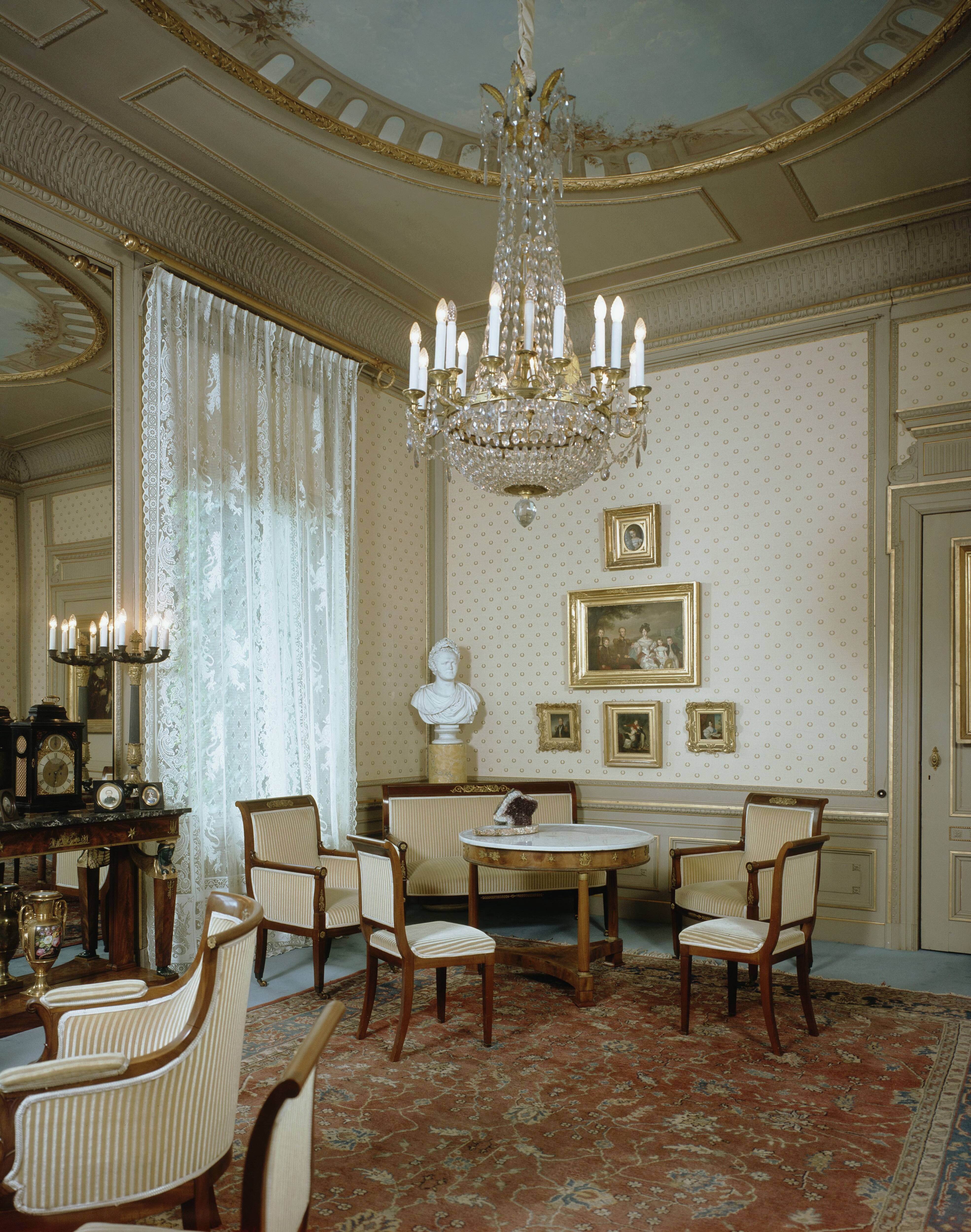 Paleis Soestdijk — Empirezaal — Foto: Mastenbroek, Cees / RVD. Licentie: Set B: Rechtenvrij / Publiek Domein. Bron: Nationaal Archief. http://hdl.handle.net/10648/afa84ea6-d0b4-102d-bcf8-003048976d84