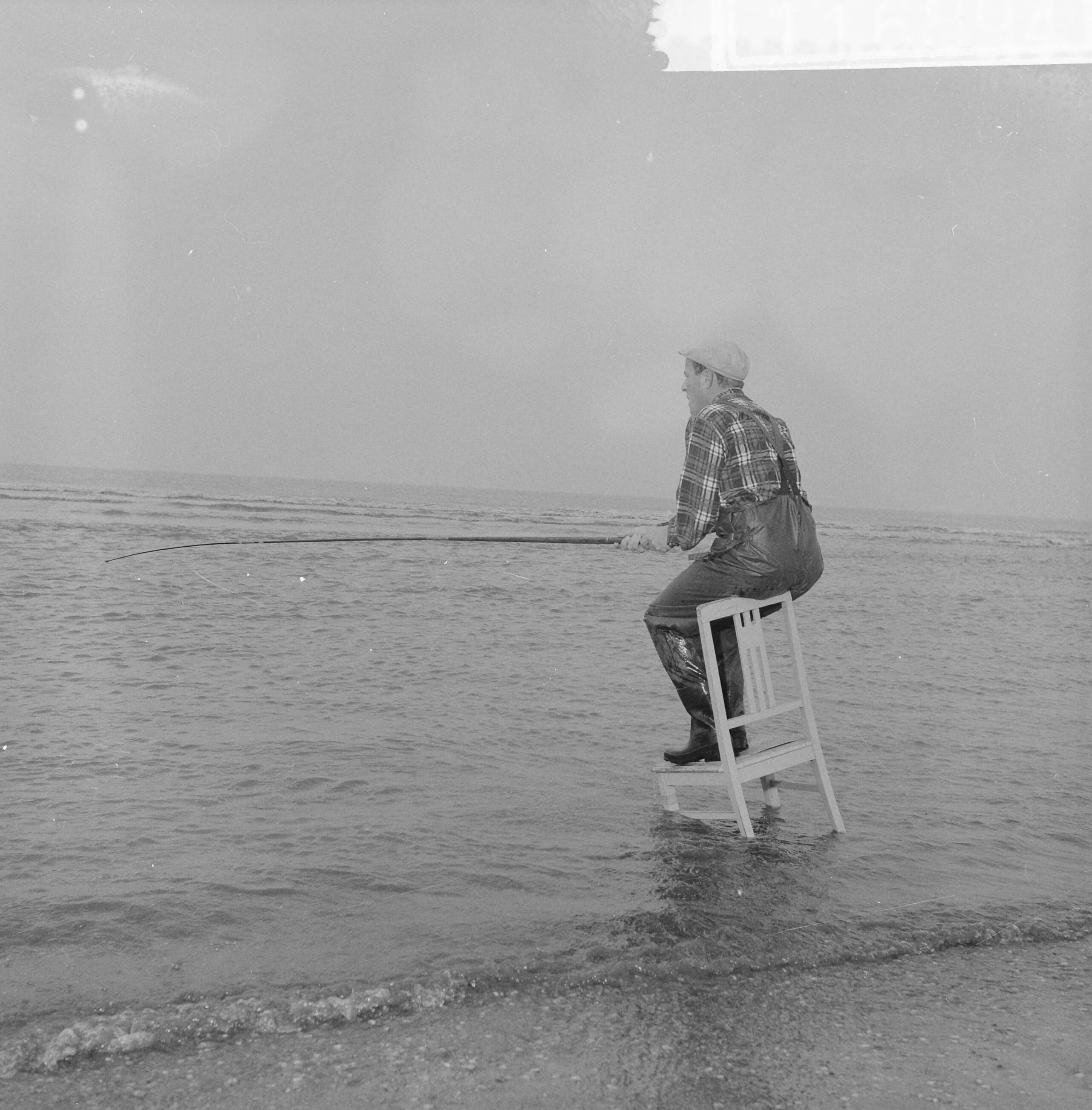 Fotocollectie Anefo — Johnny Kraaijkamp in Zandvoort, Johnny probeert een maaltje vis te verschalken — Foto: Pot, Harry / Anefo. Licentie: Set B: Rechtenvrij / Publiek Domein. Bron: Nationaal Archief. http://hdl.handle.net/10648/a9bc3642-d0b4-102d-bcf8-003048976d84