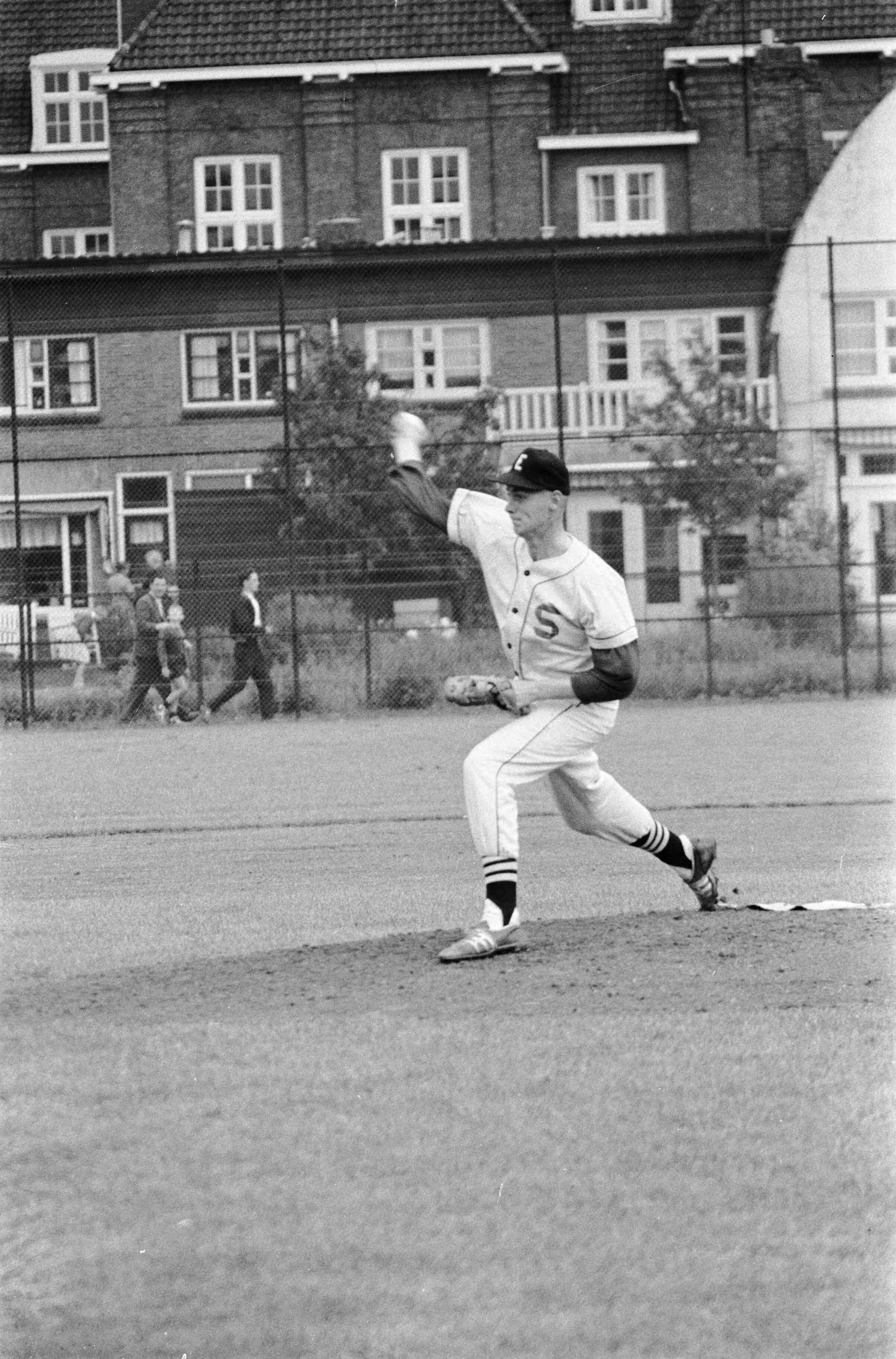 Fotocollectie Anefo — Honkbal. EHS tegen Schoten, Keulemans in actie — Foto: Rossem, Wim van / Anefo. Licentie: Set B: Rechtenvrij / Publiek Domein. Bron: Nationaal Archief. http://hdl.handle.net/10648/a9b685c6-d0b4-102d-bcf8-003048976d84