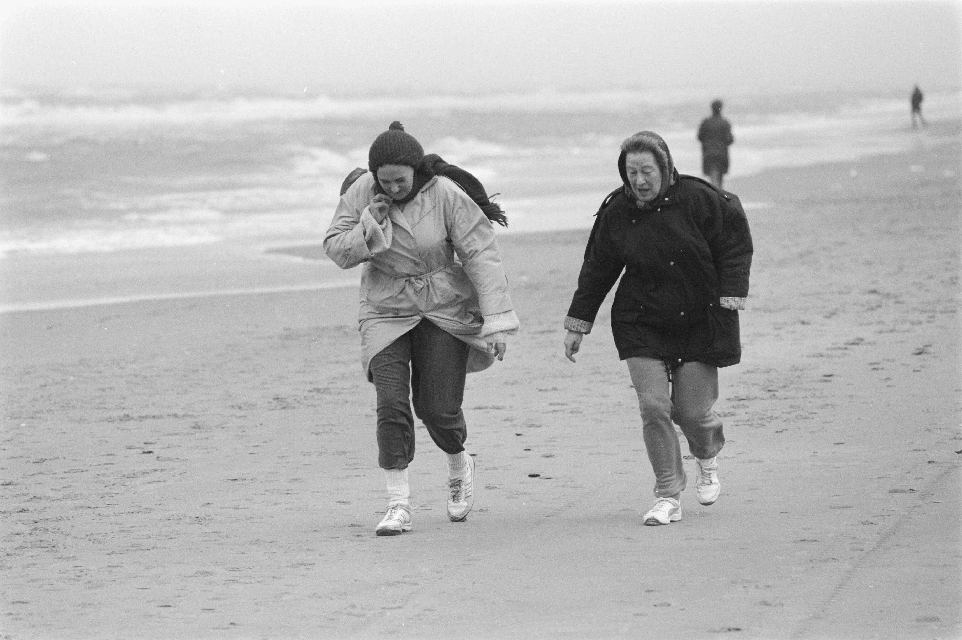 Fotocollectie Anefo — Wandelen op strand Zandvoort in storm — Foto: Molendijk, Bart / Anefo. Licentie: Set B: Rechtenvrij / Publiek Domein. Bron: Nationaal Archief. http://hdl.handle.net/10648/ad67579a-d0b4-102d-bcf8-003048976d84