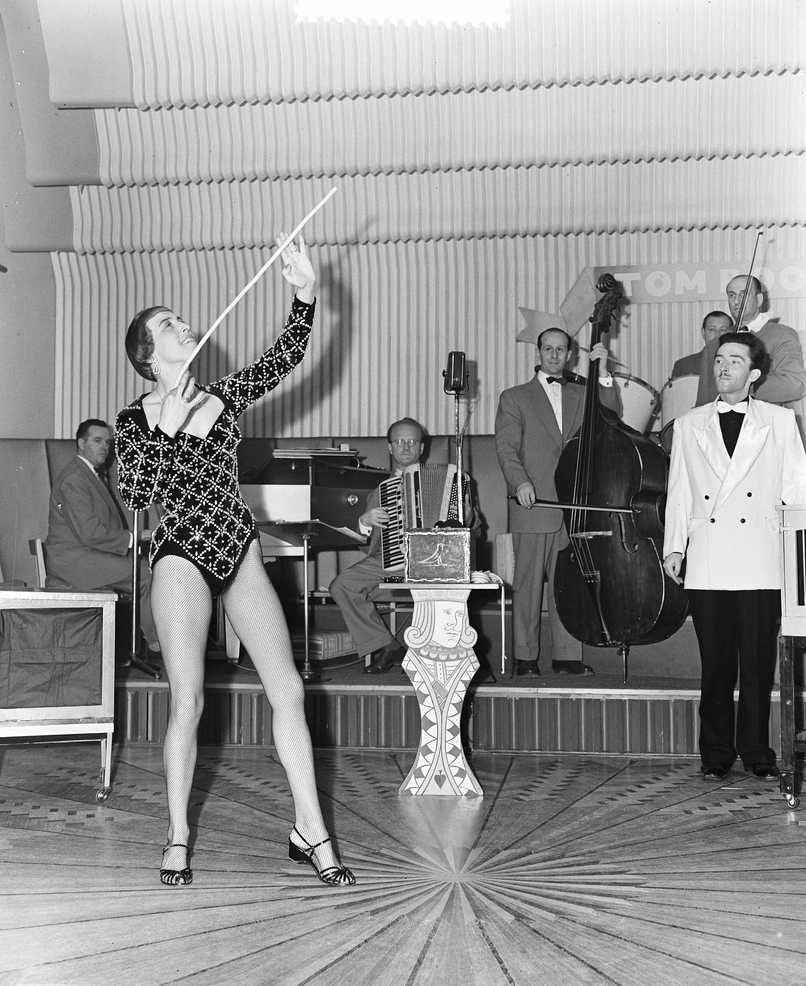 Fotocollectie Anefo — Opdracht Cabaret Zandvoort. Goochelnummer — Foto: Duinen, H. van / Anefo. Licentie: Set B: Rechtenvrij / Publiek Domein. Bron: Nationaal Archief. http://hdl.handle.net/10648/a922da38-d0b4-102d-bcf8-003048976d84
