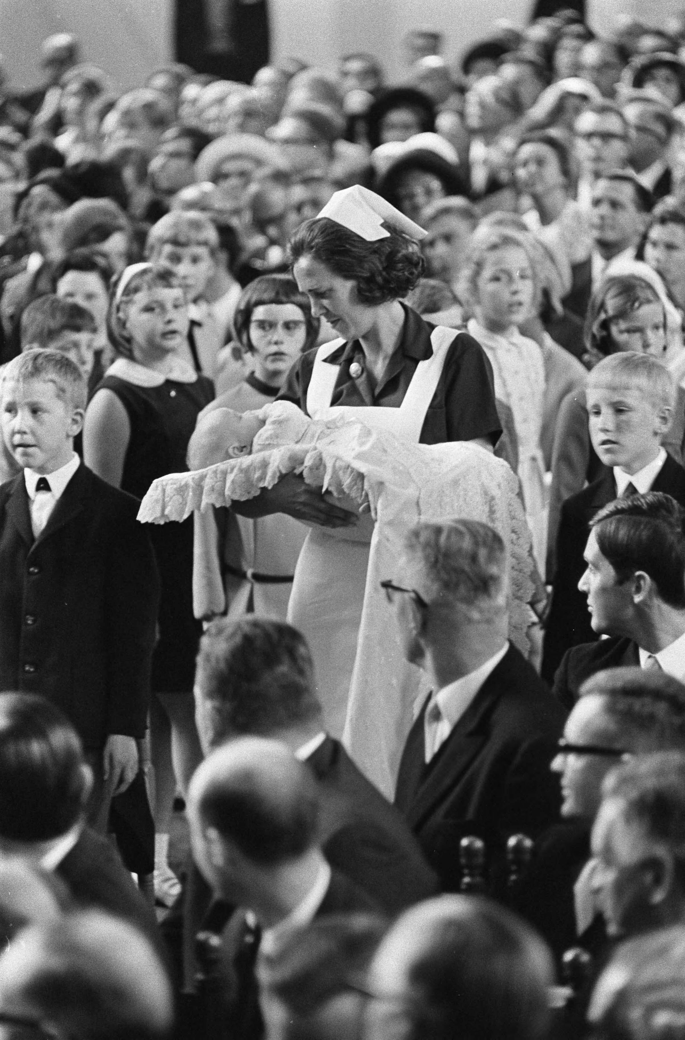 Doop van prins Willem-Alexander — Doop Willem Alexander in Sint Jacobskerk te Den Haag Zuster met prinsje — Foto: Koch, Eric / Anefo. Licentie: Set B: Rechtenvrij / Publiek Domein. Bron: Nationaal Archief. http://hdl.handle.net/10648/ab25c9e4-d0b4-102d-bcf8-003048976d84