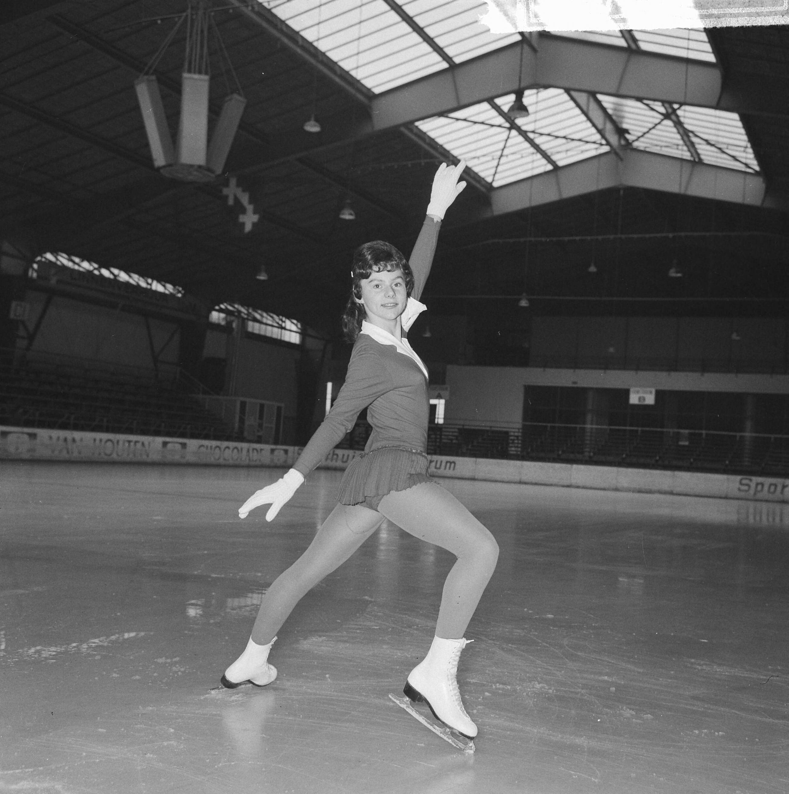 Fotocollectie Anefo — Nationale kampioenschappen kunstrijden 1965, Anneke Heidt uit Den Haag in actie — Foto: Nijs, Jac. de / Anefo. Licentie: Set B: Rechtenvrij / Publiek Domein. Bron: Nationaal Archief. http://hdl.handle.net/10648/aa99ff22-d0b4-102d-bcf8-003048976d84
