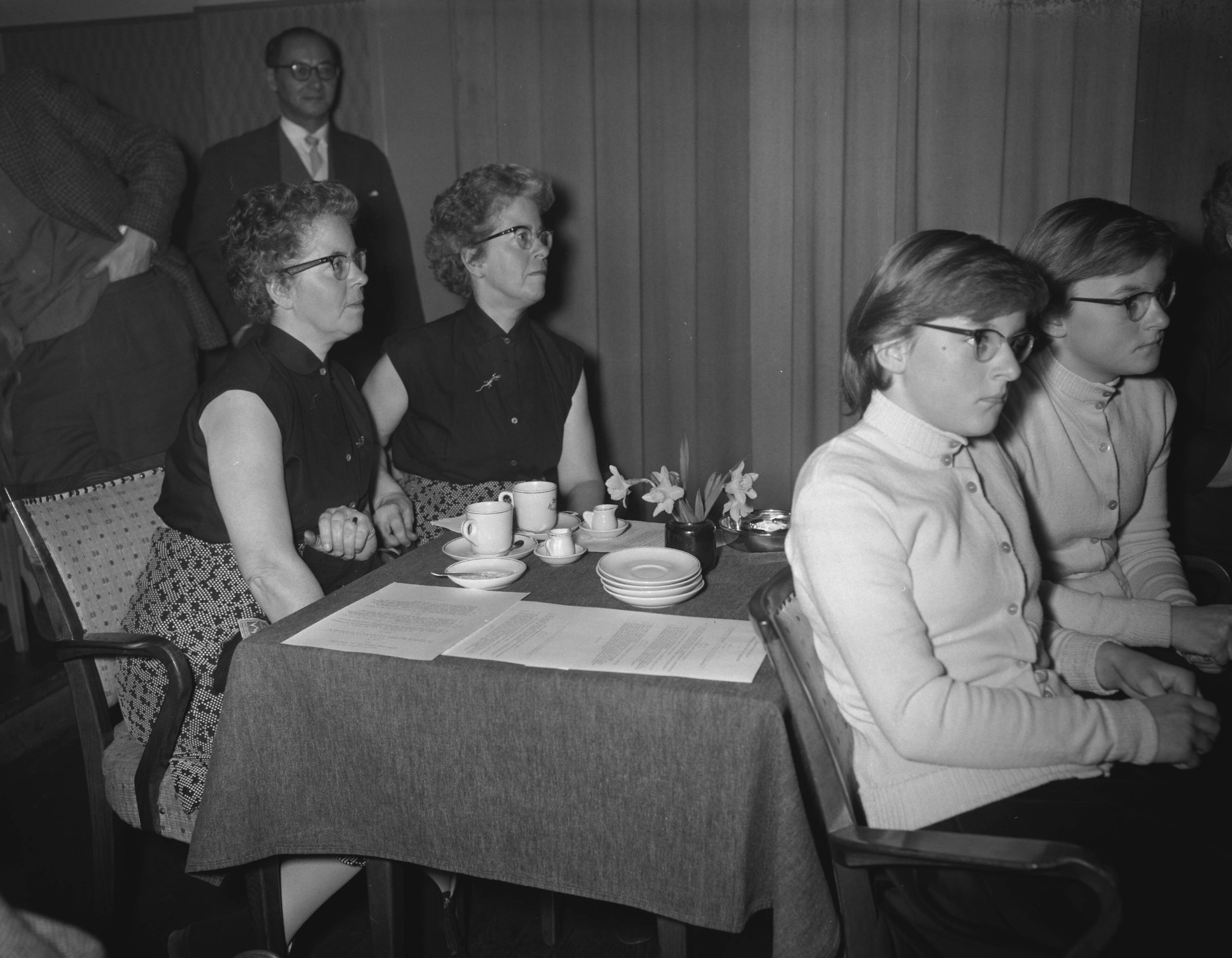 Fotocollectie Anefo — Oprichting van de Nederlandse Vereniging van Tweelingen in Utrecht — Foto: Bilsen, Joop van / Anefo. Licentie: Set B: Rechtenvrij / Publiek Domein. Bron: Nationaal Archief. http://hdl.handle.net/10648/a98c9856-d0b4-102d-bcf8-003048976d84