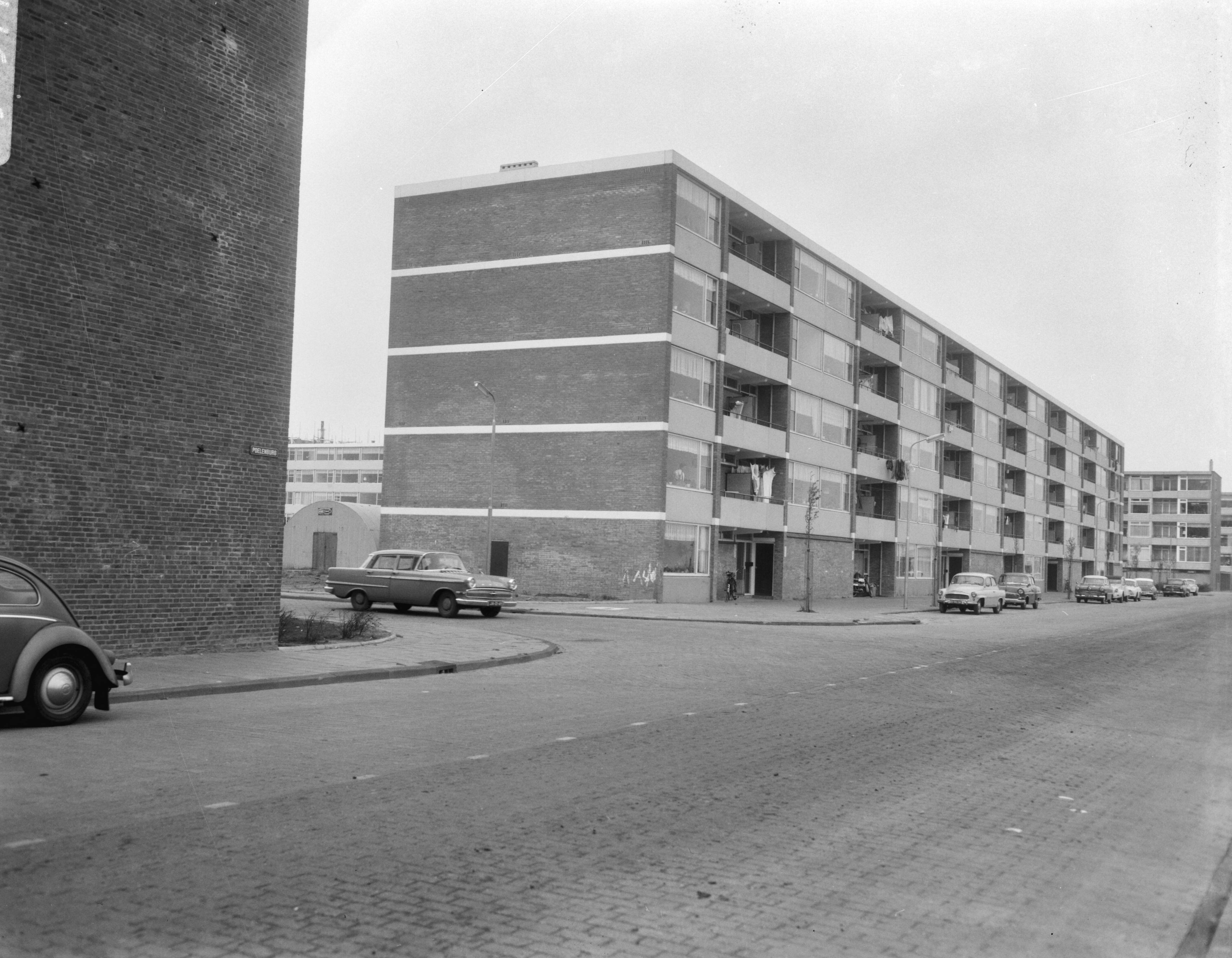 Flatgebouw in Zaandam van Amsterdamse Droogdok Maatschappij (ADM) waar ontslagen werknemers uit moeten — ADM|Zaandam|Noord-Holland|flatgebouwen |straatbeelden|ADM — Foto: Bilsen, Joop van / Anefo. Licentie: Set B: Rechtenvrij / Publiek Domein. Bron: Nationaal Archief. http://hdl.handle.net/10648/ab01bb58-d0b4-102d-bcf8-003048976d84