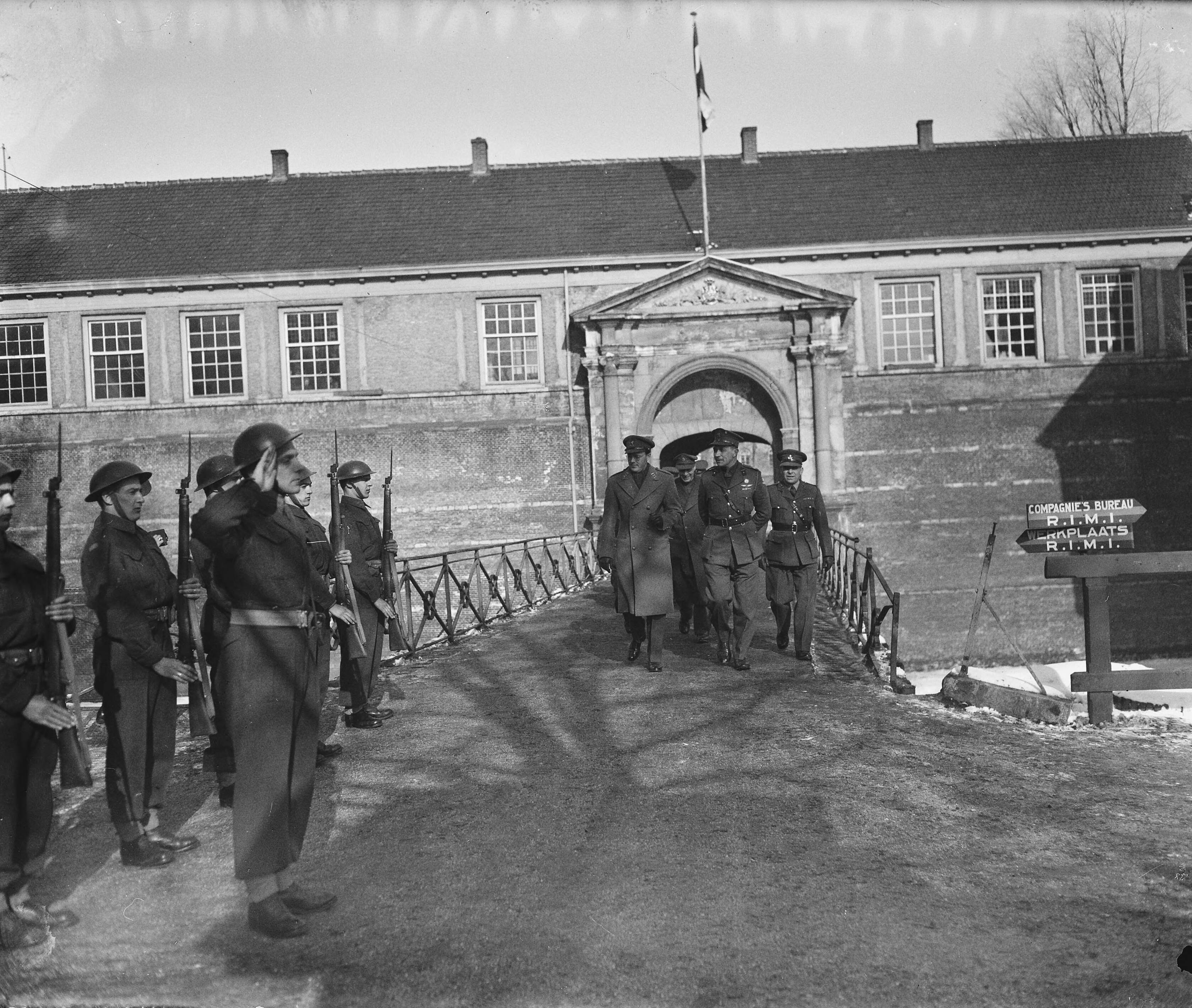 Inspectie prins Bernhard te Breda — Foto: Zeylemaker, Co / Anefo. — Licentie: Set B: Rechtenvrij / Publiek Domein. Bron: Nationaal Archief. http://hdl.handle.net/10648/a8a58a2e-d0b4-102d-bcf8-003048976d84