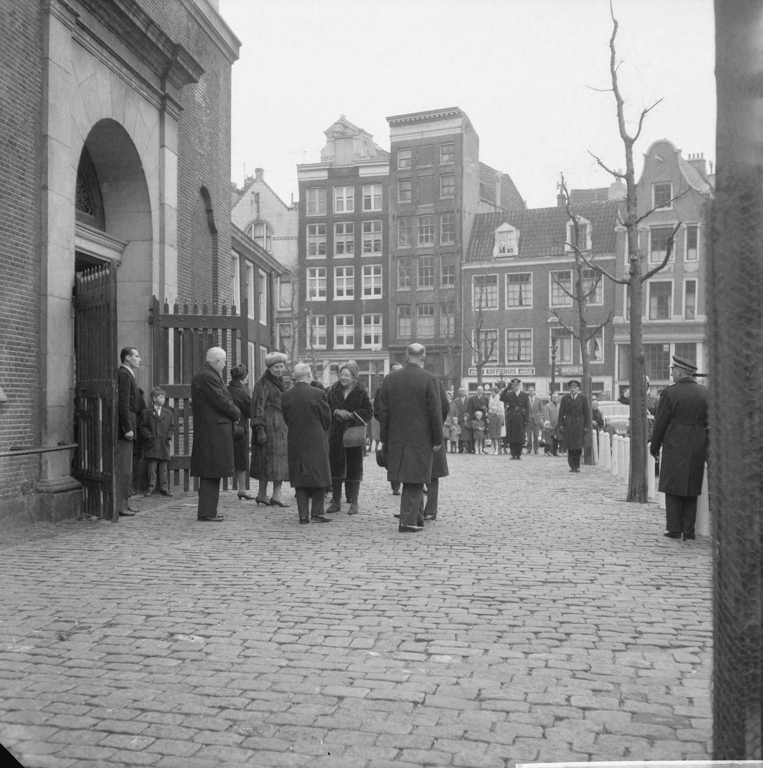 Koninklijk bezoek aan Amsterdam 1962 — Koninklijk paar woont kerkdienst bij in Oude Kerk te Amsterdam. Aankomst van koningin en prins — Foto: Gelderen, Hugo van / Anefo. Licentie: Set B: Rechtenvrij / Publiek Domein. Bron: Nationaal Archief. http://hdl.handle.net/10648/a9f77856-d0b4-102d-bcf8-003048976d84
