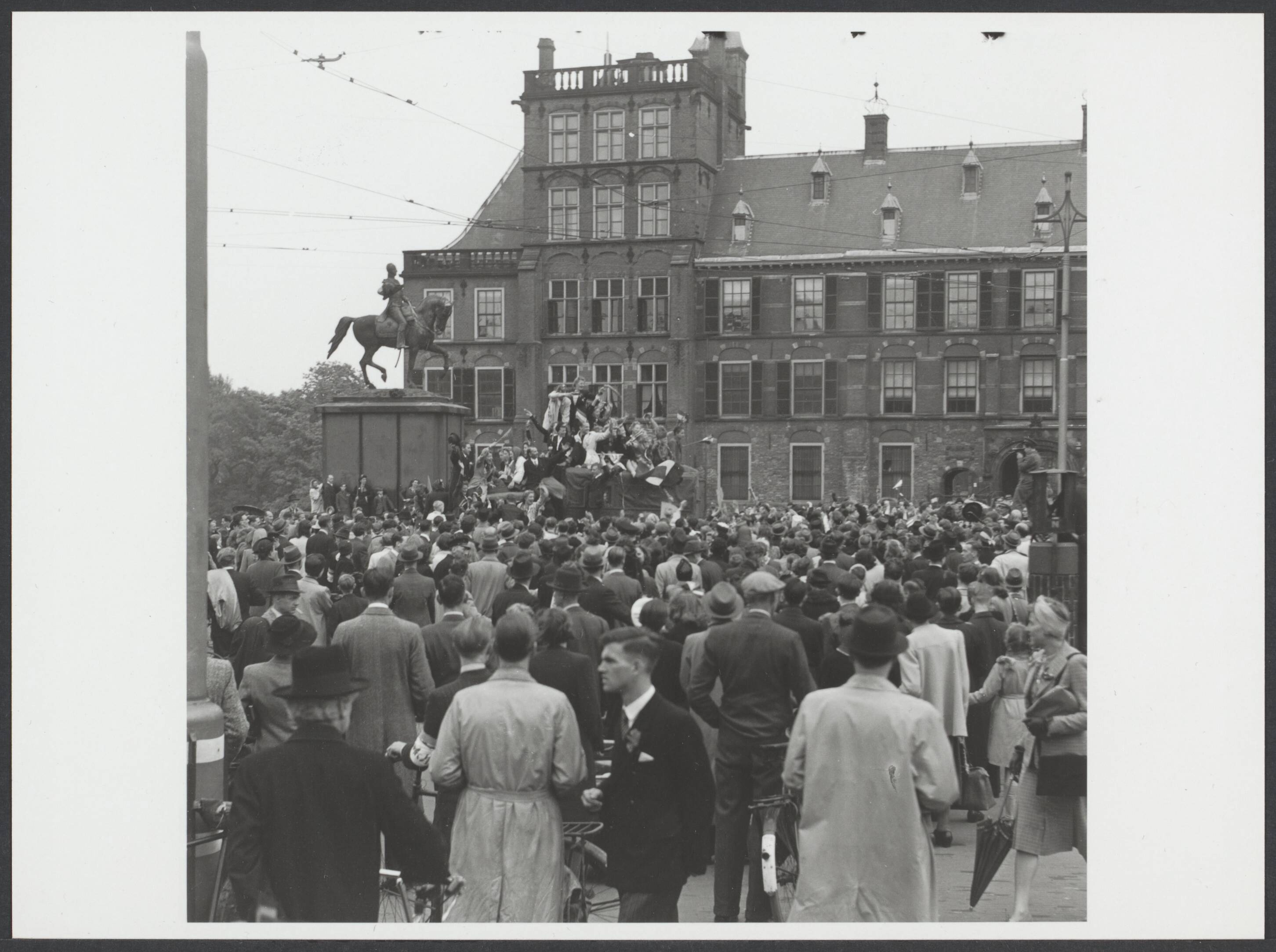 Bevrijding 's Gravenhage (Den Haag) — Geen bijschrift [Intocht Canadezen Den Haag, Buitenhof] — Foto: Onbekend / Publiek Domein of Rechtenvrij. Licentie: Set B: Rechtenvrij / Publiek Domein. Bron: Nationaal Archief. http://hdl.handle.net/10648/1b74adbf-3410-5939-fd36-d9937e1edba1