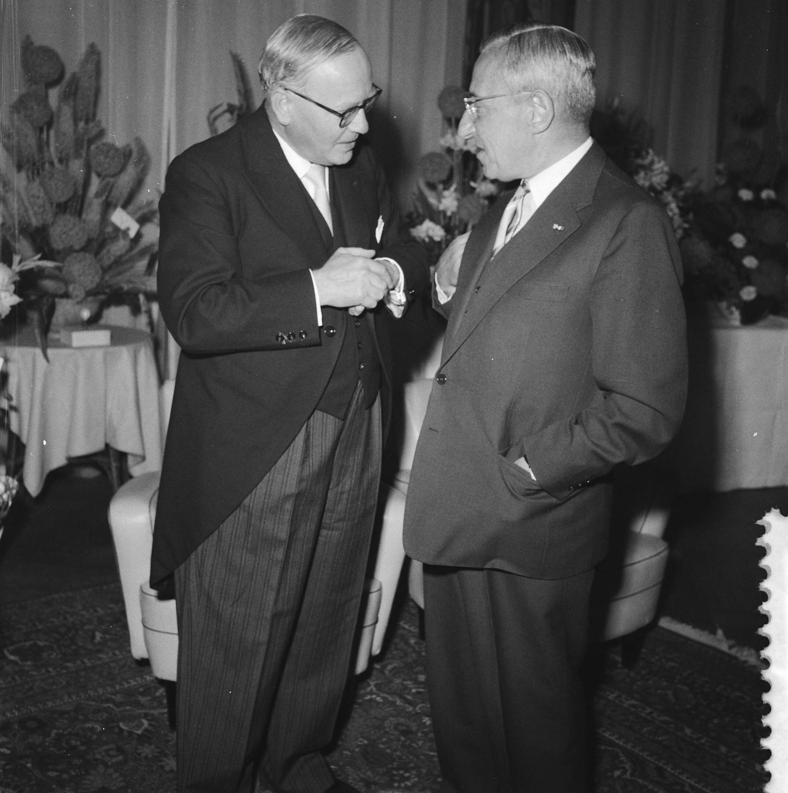 Fotocollectie Anefo — De directeur van het ANP, H.H.J. van de Pol, neemt afscheid in het Kurhaus te Scheveningen. In gesprek met premier De Quay — Foto: Behrens, Herbert F. / Anefo. Licentie: Set B: Rechtenvrij / Publiek Domein. Bron: Nationaal Archief. http://hdl.handle.net/10648/a9b31260-d0b4-102d-bcf8-003048976d84