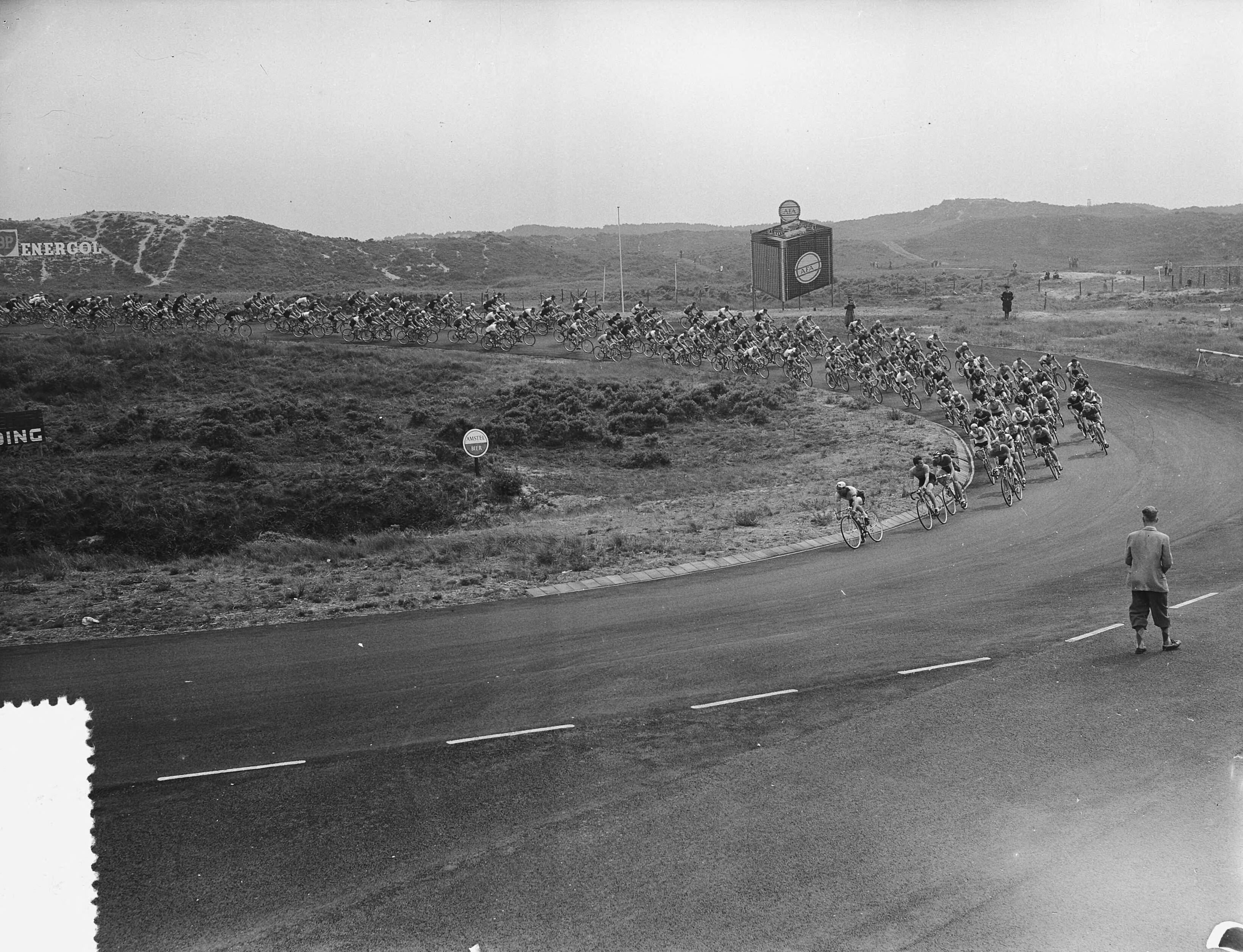 Fotocollectie Anefo — Nederlands kampioenschap wielrennen op de weg voor amateurs op het circuit van Zandvoort. Tijdens de rit — Foto: Fotograaf Onbekend / Anefo. Licentie: Set B: Rechtenvrij / Publiek Domein. Bron: Nationaal Archief. http://hdl.handle.net/10648/a92595e8-d0b4-102d-bcf8-003048976d84