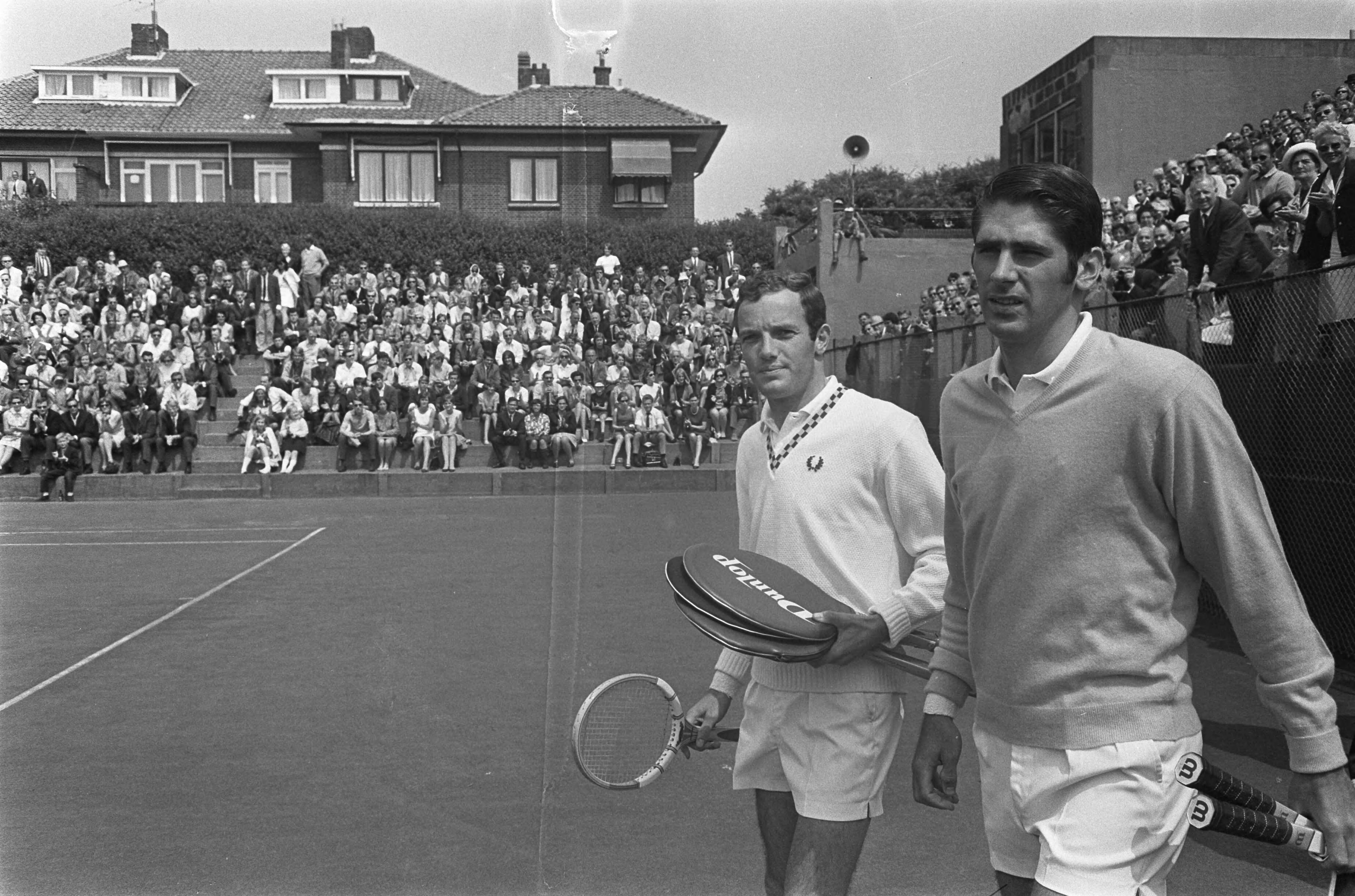 Fotocollectie Anefo — Wimbledon-spelers in Scheveningen. Tom Okker (links) speelde tegen Marty Riessen — Foto: Koch, Eric / Anefo. Licentie: Set B: Rechtenvrij / Publiek Domein. Bron: Nationaal Archief. http://hdl.handle.net/10648/ab46575e-d0b4-102d-bcf8-003048976d84
