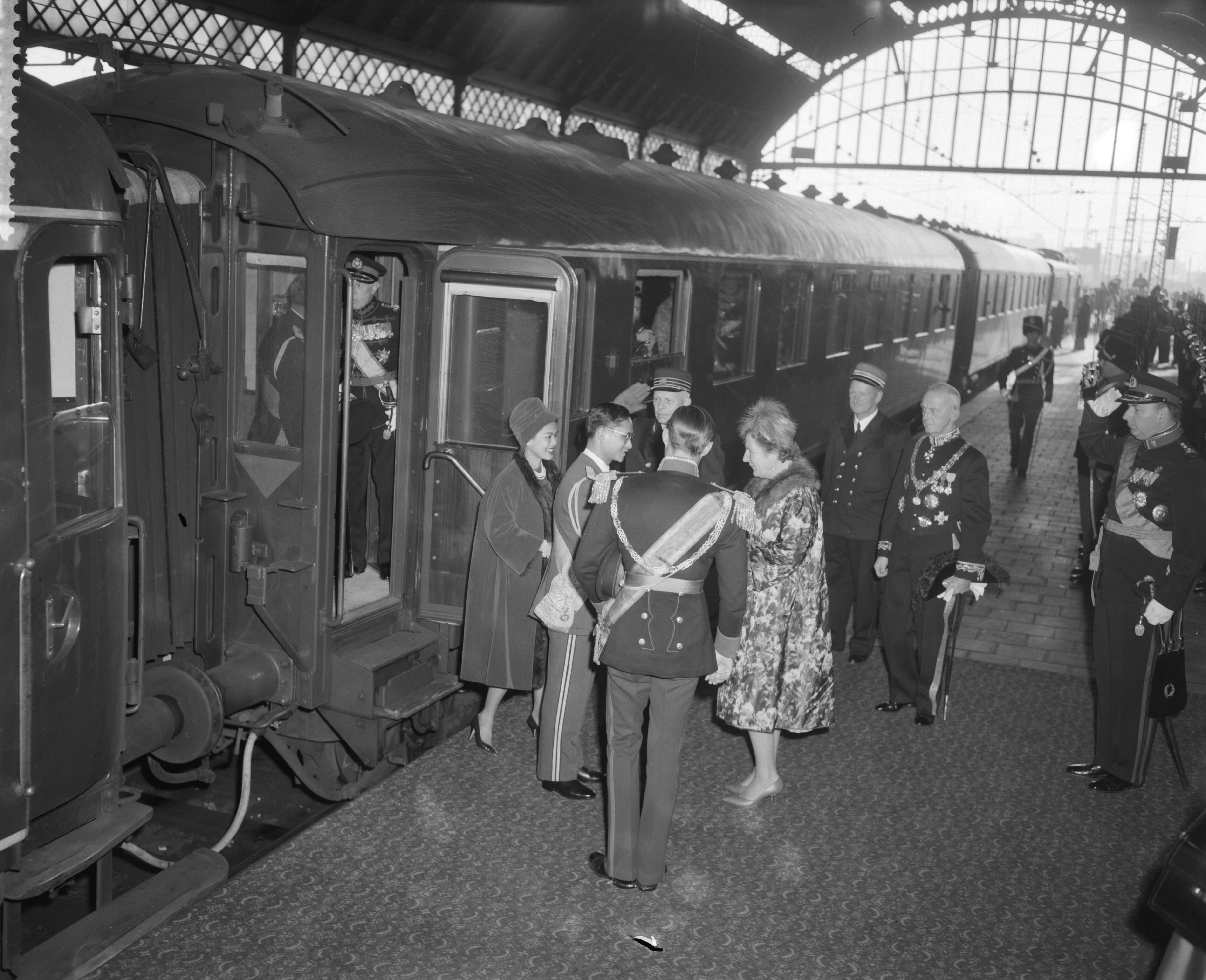 Fotocollectie Anefo — Aankomst Koning Bhumibol en Koningin Sirikit te Den Haag, begroeting door Koningin Juliana — Foto: Behrens, Herbert F. / Anefo. Licentie: Set B: Rechtenvrij / Publiek Domein. Bron: Nationaal Archief. http://hdl.handle.net/10648/a9bc7698-d0b4-102d-bcf8-003048976d84