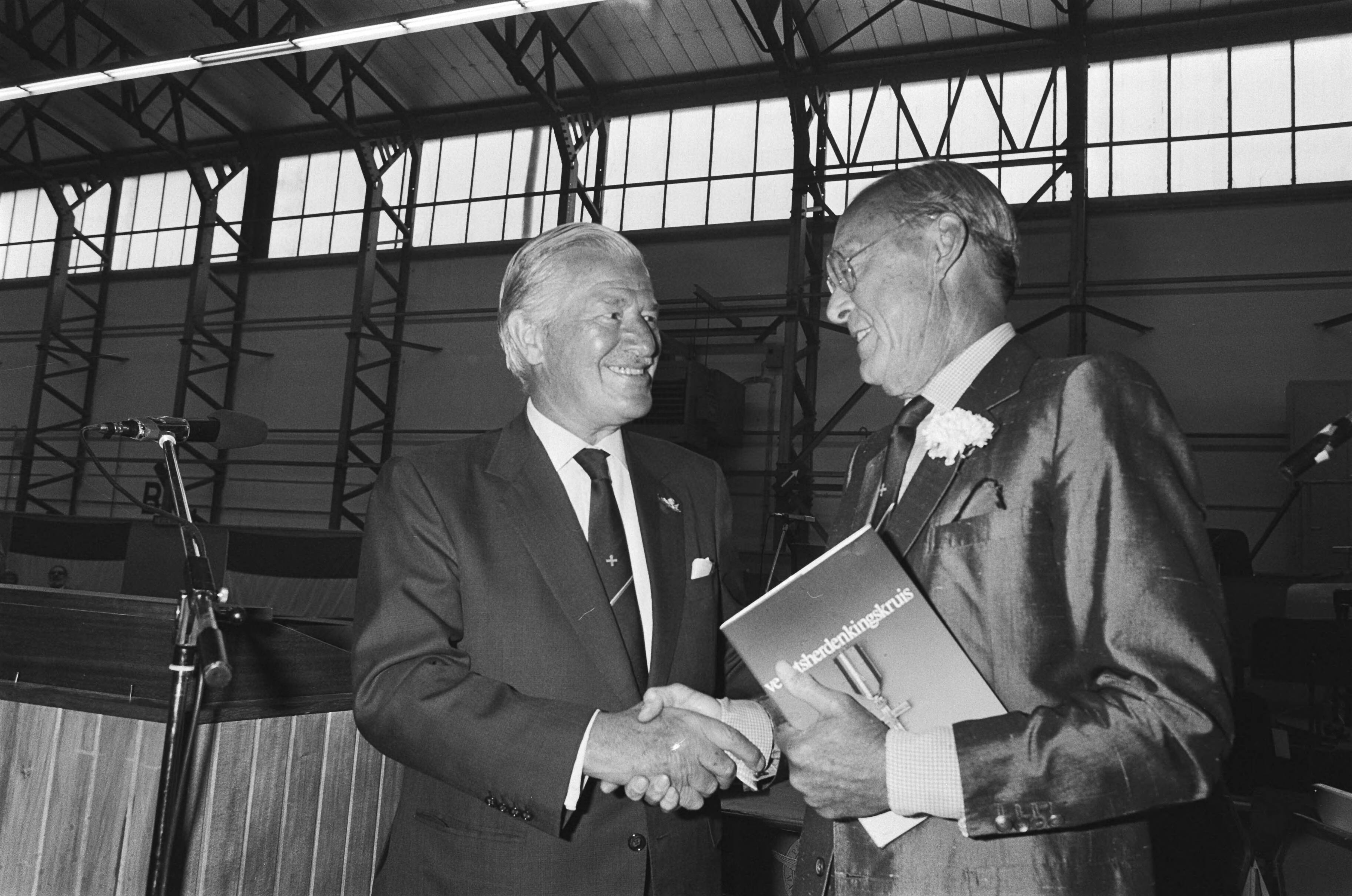 Fotocollectie Anefo — Prins Bernhard op Dag van het Verzet op Soesterberg — Foto: Croes, Rob C. / Anefo. Licentie: Set B: Rechtenvrij / Publiek Domein. Bron: Nationaal Archief. http://hdl.handle.net/10648/ad49b172-d0b4-102d-bcf8-003048976d84