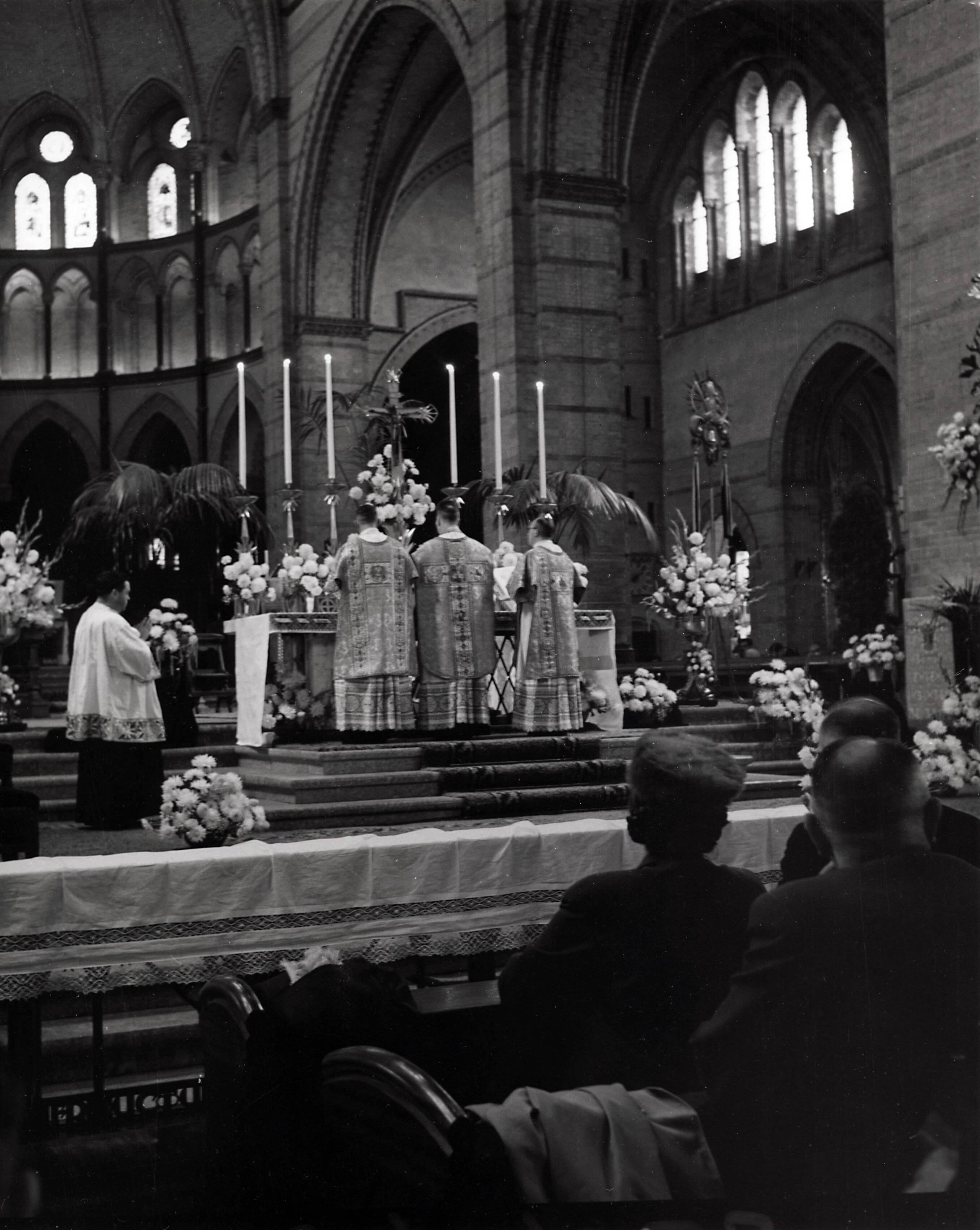 Collectie nader te bepalen — [50-jarig jubileum N.V. Spaarnestad] [H. Mis in de Kathedrale basiliek St. Bavo te Haarlem] — Foto: Fotograaf Onbekend / Fotobureau onbekend / Spaarnestad Photo (05887). Licentie: Set B: Rechtenvrij / Publiek Domein. Bron: Nationaal Archief. http://hdl.handle.net/10648/35429da6-3a94-a382-e063-6df0900a6686