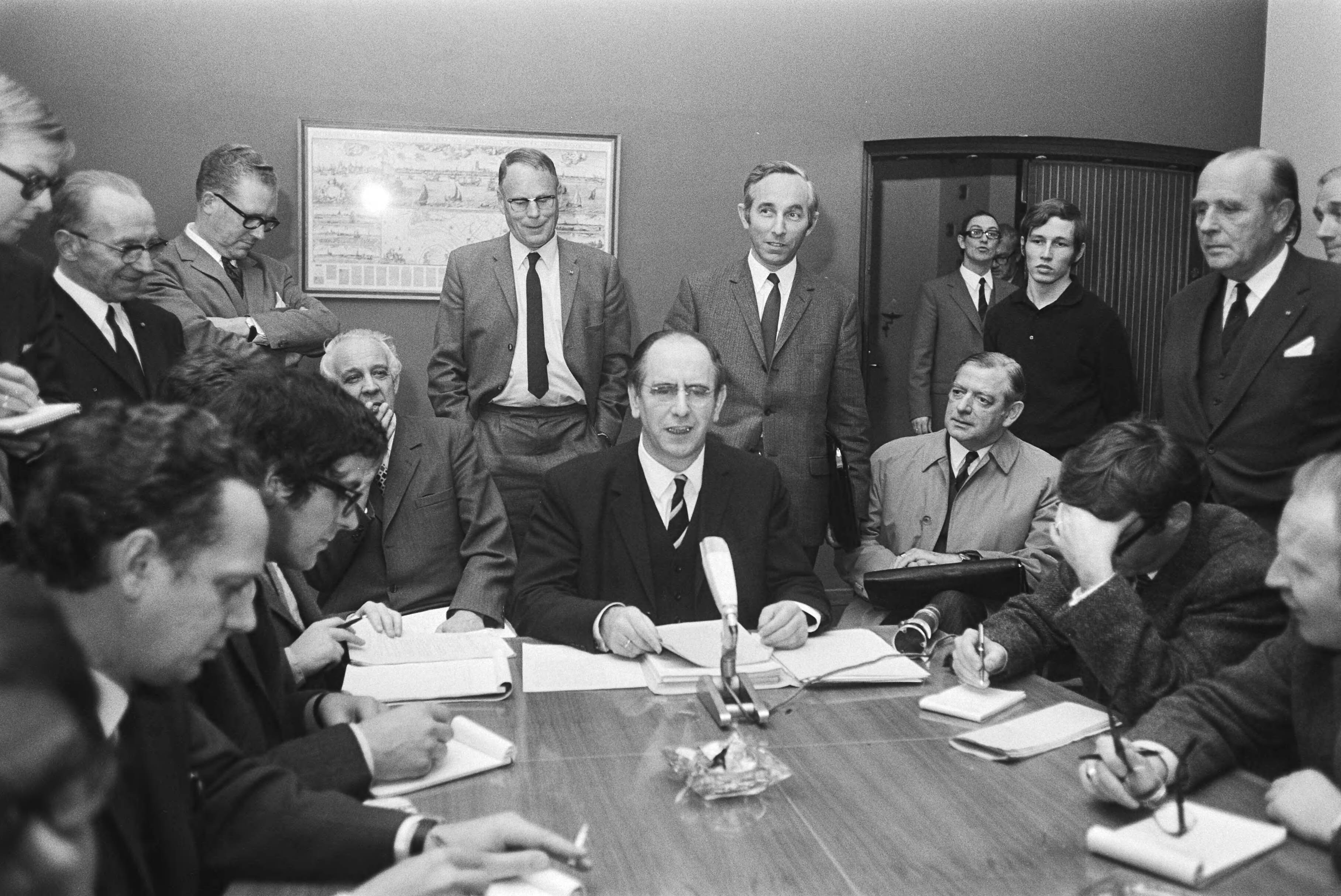 Fotocollectie Anefo — Loonoverleg in SER-gebouw, Den Haag — Foto: Koch, Eric / Anefo. Licentie: Set B: Rechtenvrij / Publiek Domein. Bron: Nationaal Archief. http://hdl.handle.net/10648/abaa85d0-d0b4-102d-bcf8-003048976d84