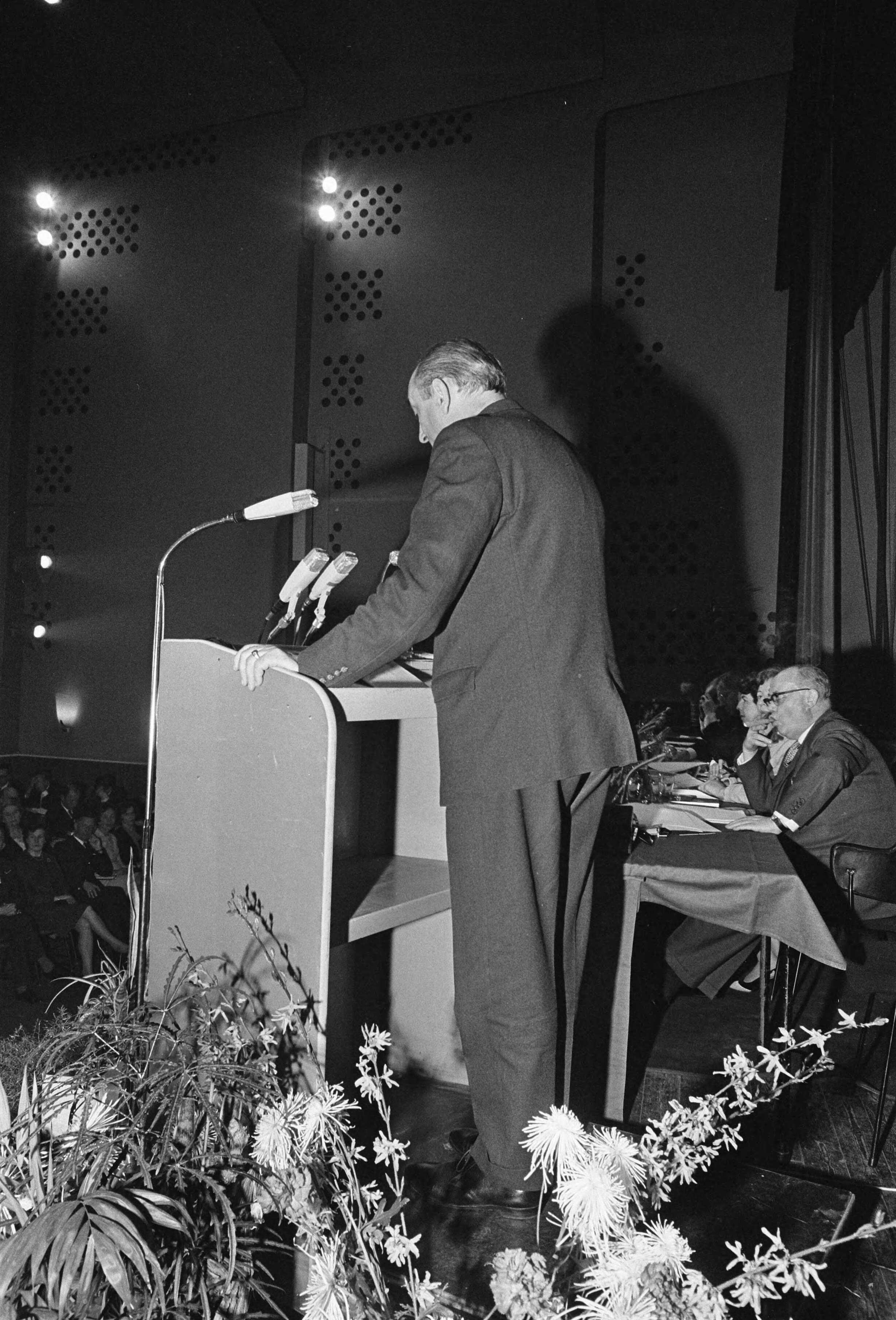 Fotocollectie Anefo — Maastricht|Toxopeus, Edzo — Foto: Fotograaf Onbekend / Anefo. Licentie: Set B: Rechtenvrij / Publiek Domein. Bron: Nationaal Archief. http://hdl.handle.net/10648/afce5484-d0b4-102d-bcf8-003048976d84