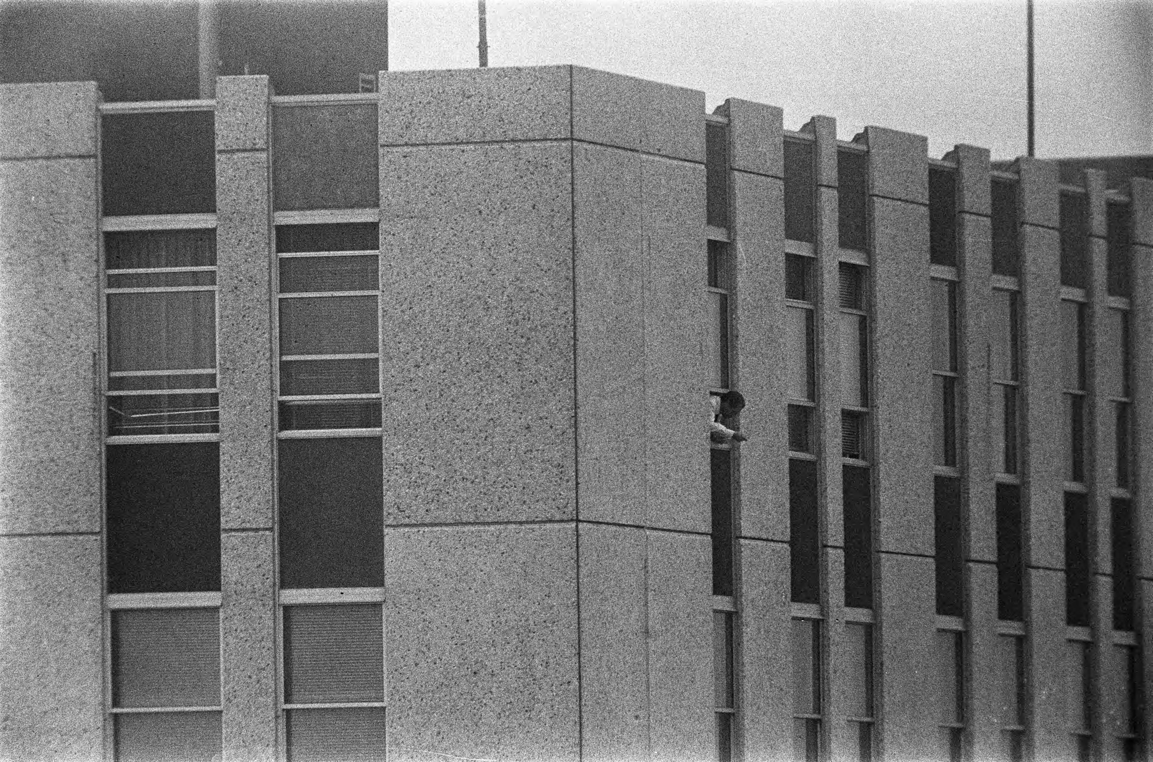 Fotocollectie Anefo — Gijzeling in Den Haag ; Japanse overvaller (?) uit het r hangend van 4e etage ambassade — Foto: Mieremet, Rob / Anefo. Licentie: Set B: Rechtenvrij / Publiek Domein. Bron: Nationaal Archief. http://hdl.handle.net/10648/ac556310-d0b4-102d-bcf8-003048976d84