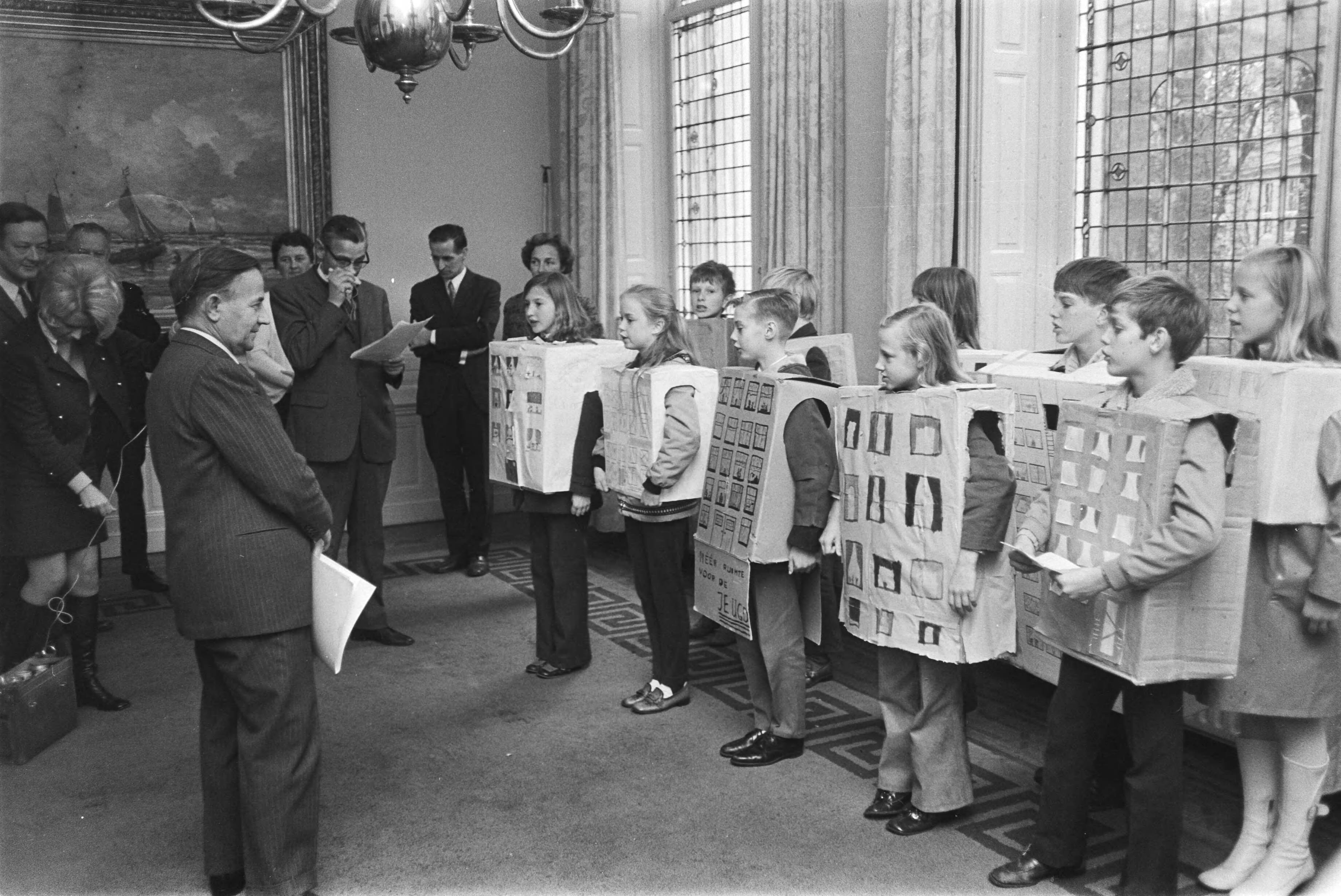 Fotocollectie Anefo — 500 lagere schoolkinderen vragen Premier De Jong om speel- en leefruimte, Den Haag; Schoolkinderen met borden zingen voor De Jong — Foto: Koch, Eric / Anefo. Licentie: Set B: Rechtenvrij / Publiek Domein. Bron: Nationaal Archief. http://hdl.handle.net/10648/abaa17c6-d0b4-102d-bcf8-003048976d84