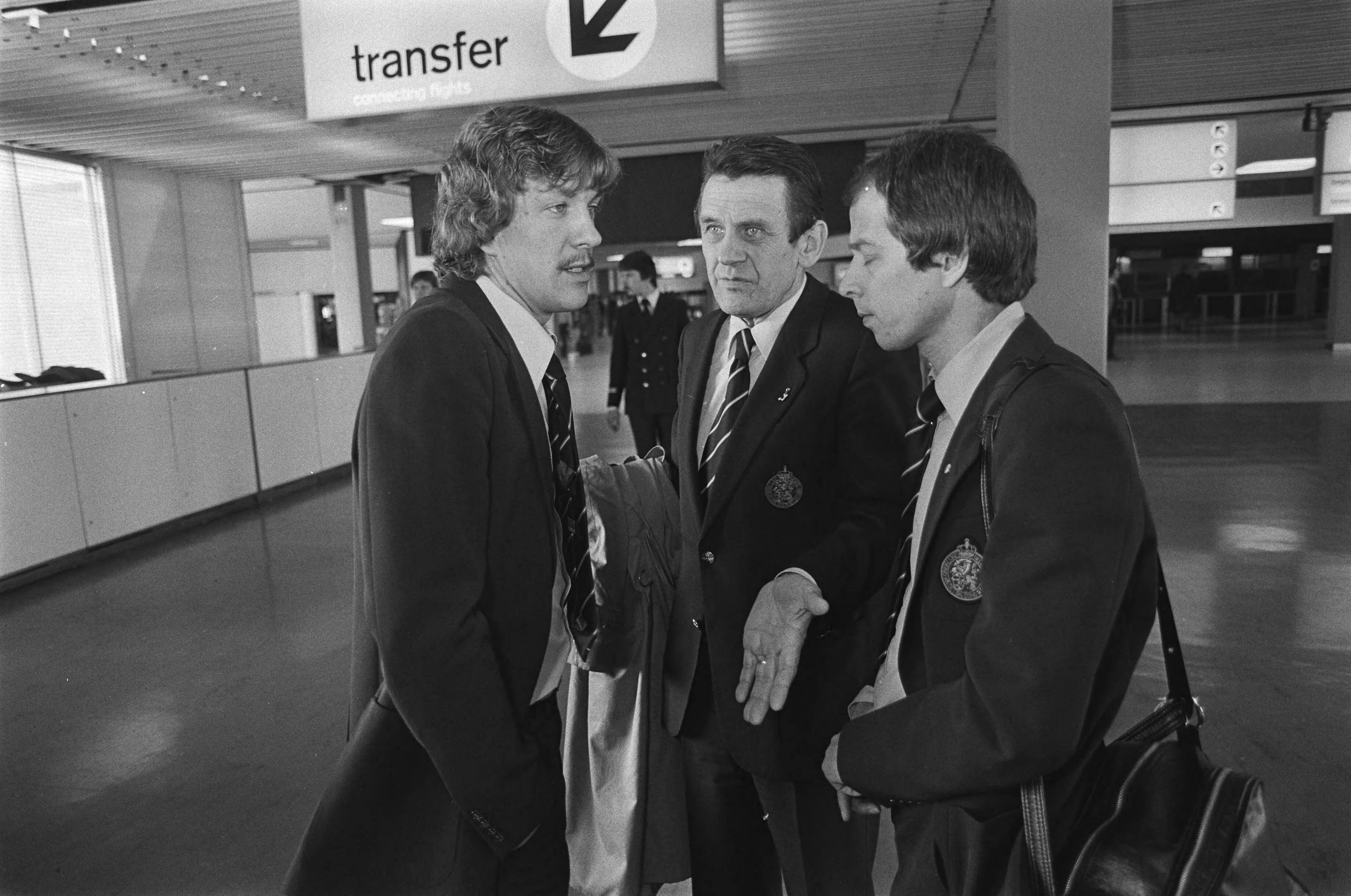 Fotocollectie Anefo — Nederlands Elftal vanaf Schiphol vertrokken voor interlan tegen Frankrijk; Johnny Rep feliciteert Ruud Krol met verjaardag, — Foto: Dijk, Hans van / Anefo. Licentie: Set B: Rechtenvrij / Publiek Domein. Bron: Nationaal Archief. http://hdl.handle.net/10648/acdceb78-d0b4-102d-bcf8-003048976d84