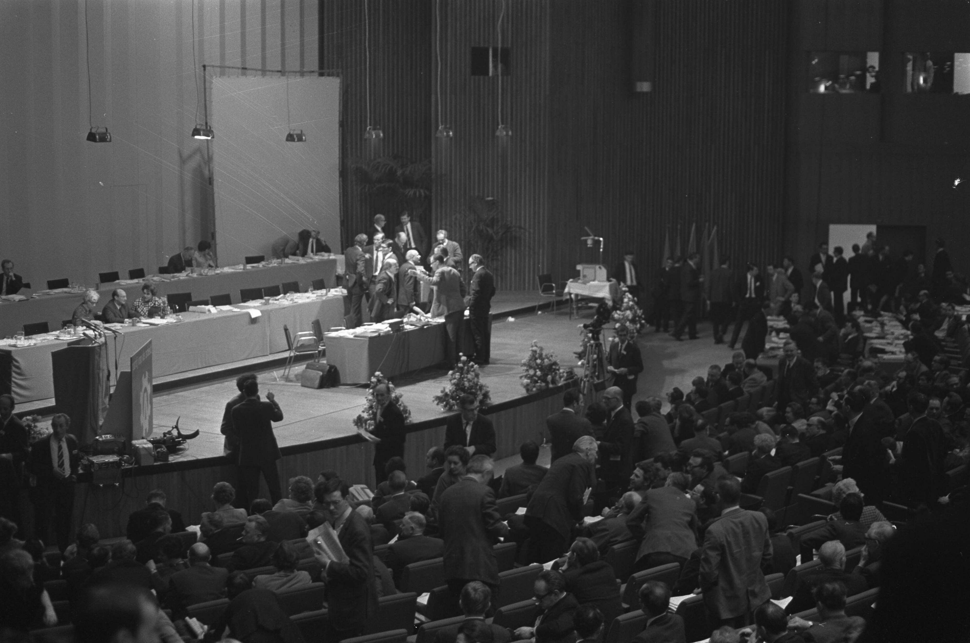 Fotocollectie Anefo — Congres Partij van de Arbeid in Nederlands Congresgebouw Den Haag overzicht van verwarring over NAVO motie — Foto: Nijs, Jac. de / Anefo. Licentie: Set B: Rechtenvrij / Publiek Domein. Bron: Nationaal Archief. http://hdl.handle.net/10648/ab61a7a2-d0b4-102d-bcf8-003048976d84