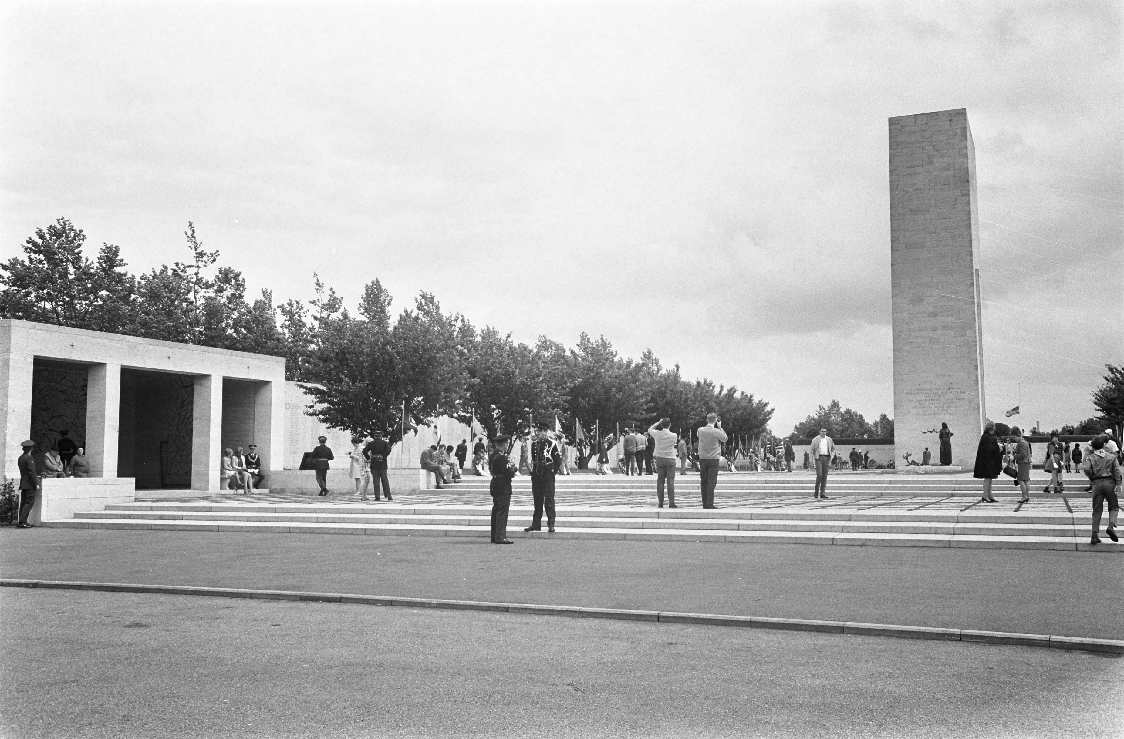 Fotocollectie Anefo — Memorial Day op Margratens erebegraafplaats de begraafplaats — Foto: Koch, Eric / Anefo. Licentie: Set B: Rechtenvrij / Publiek Domein. Bron: Nationaal Archief. http://hdl.handle.net/10648/ab6c112e-d0b4-102d-bcf8-003048976d84